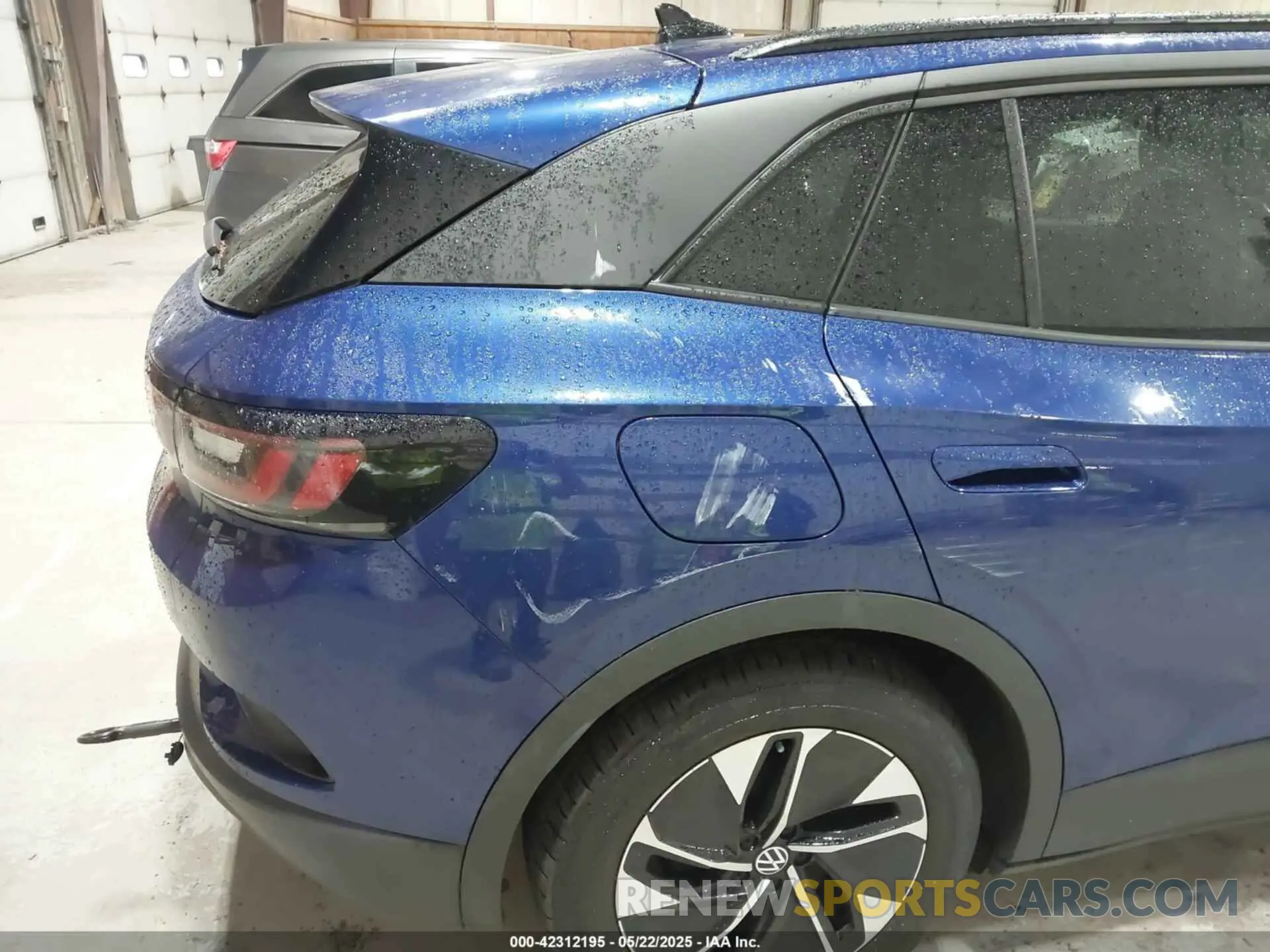 21 Photograph of a damaged car WVGTMPE29MP042468 VOLKSWAGEN ID.4 2021