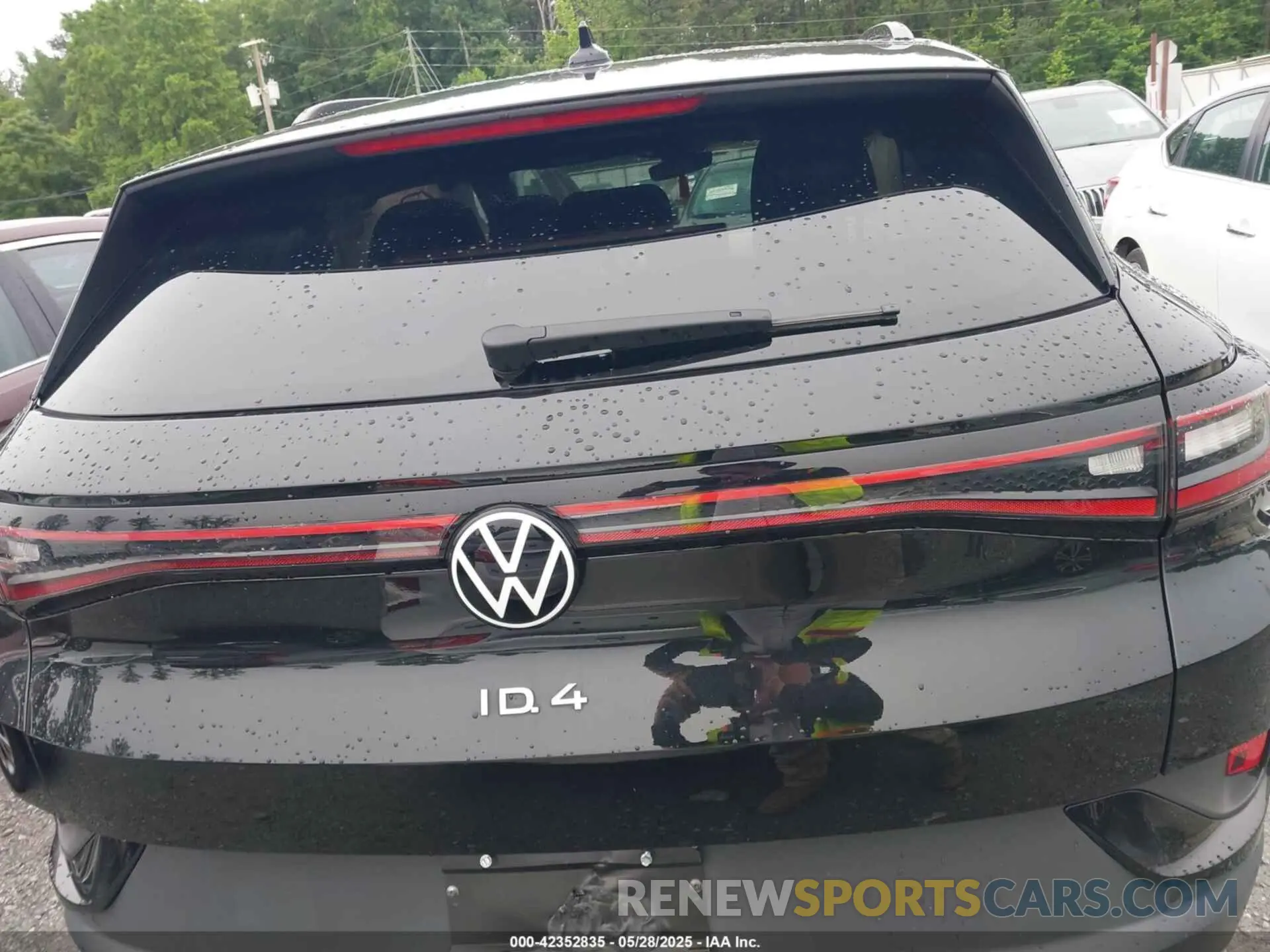 16 Photograph of a damaged car WVGGNPE20NP046926 VOLKSWAGEN ID.4 2022