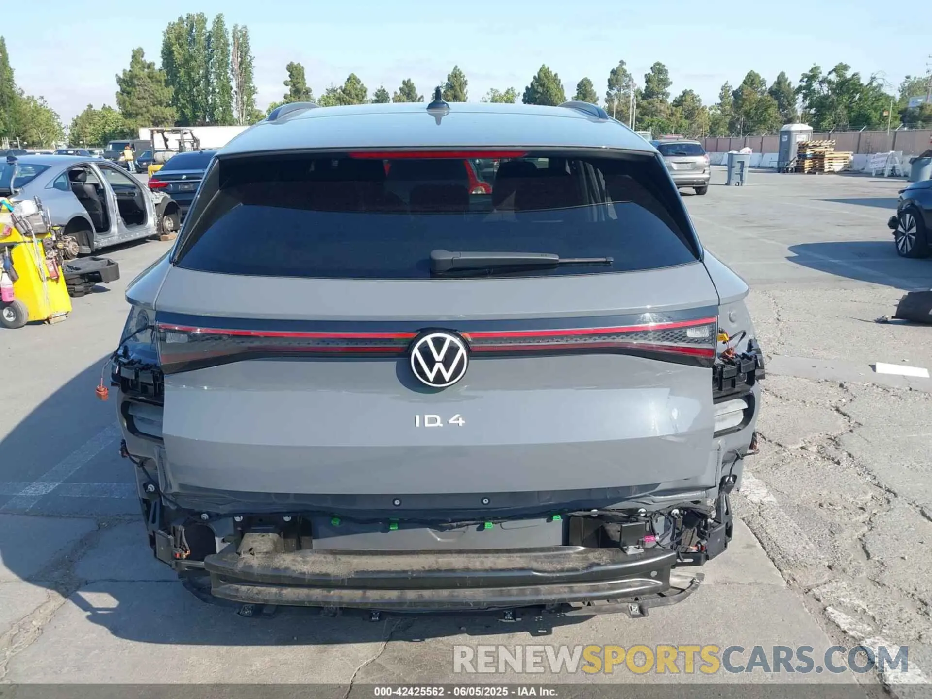 17 Photograph of a damaged car 1V2CMPE81PC021391 VOLKSWAGEN ID.4 2023