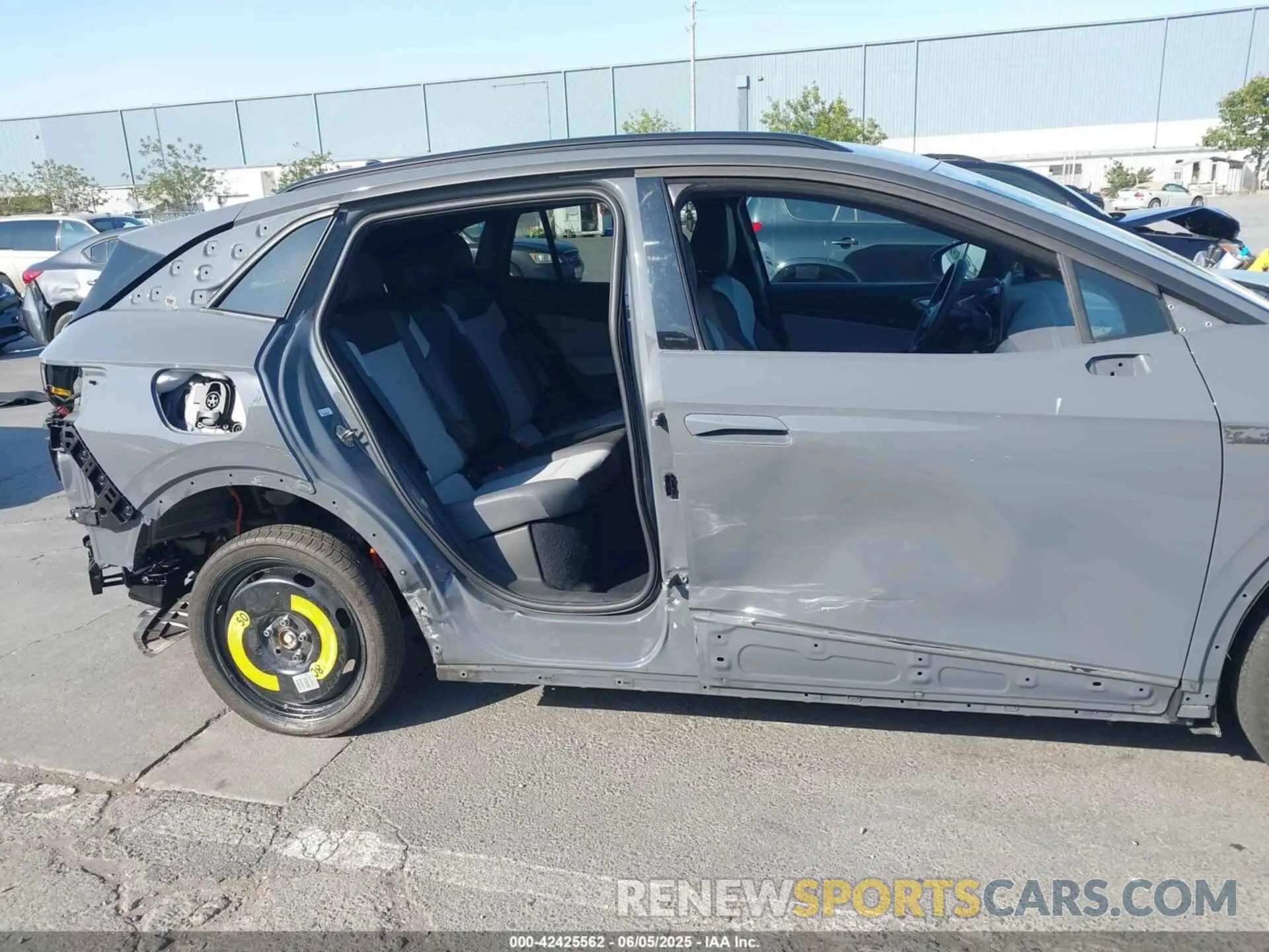 6 Photograph of a damaged car 1V2CMPE81PC021391 VOLKSWAGEN ID.4 2023