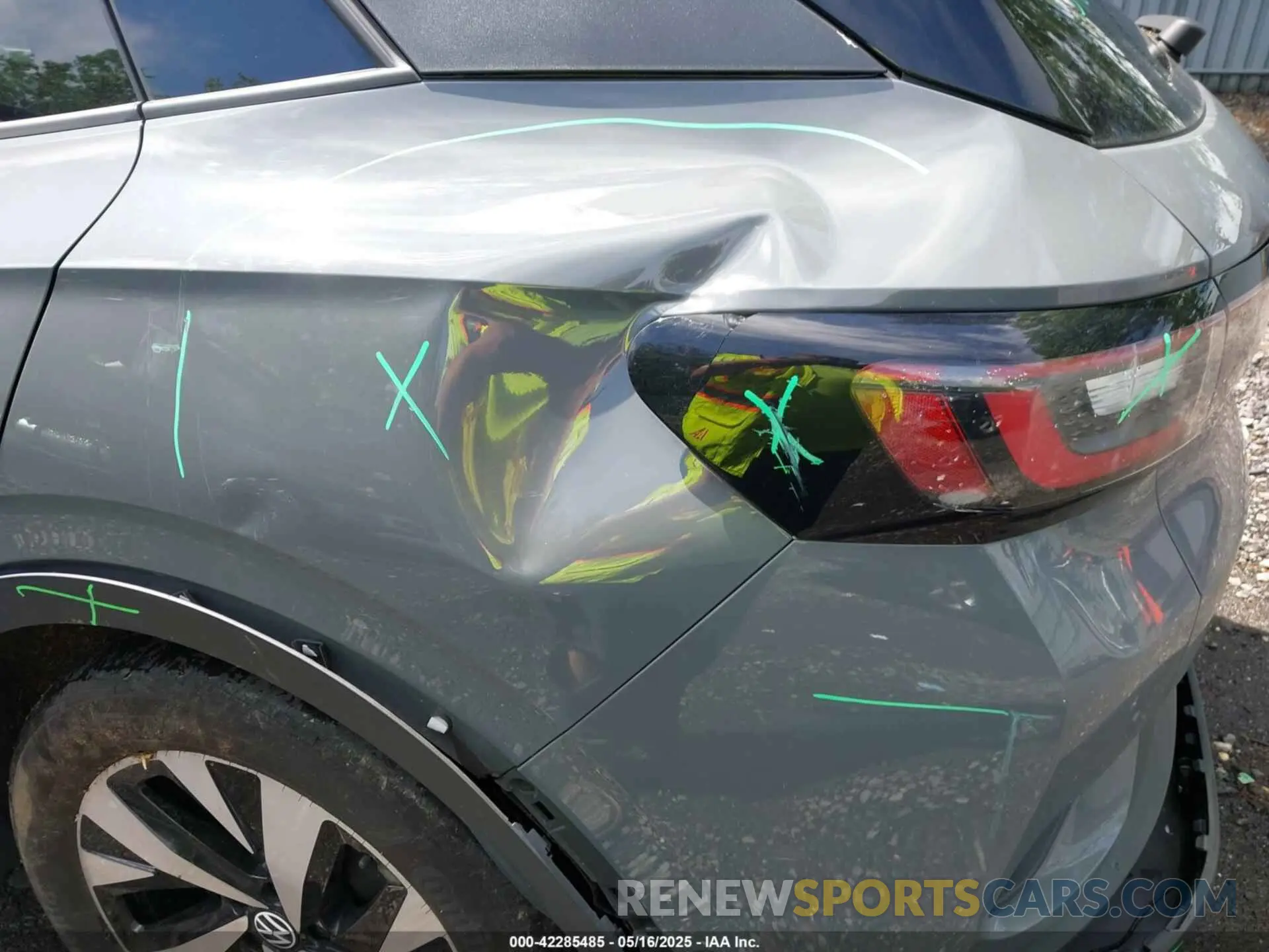 19 Photograph of a damaged car 1V2CMPE85PC023239 VOLKSWAGEN ID.4 2023
