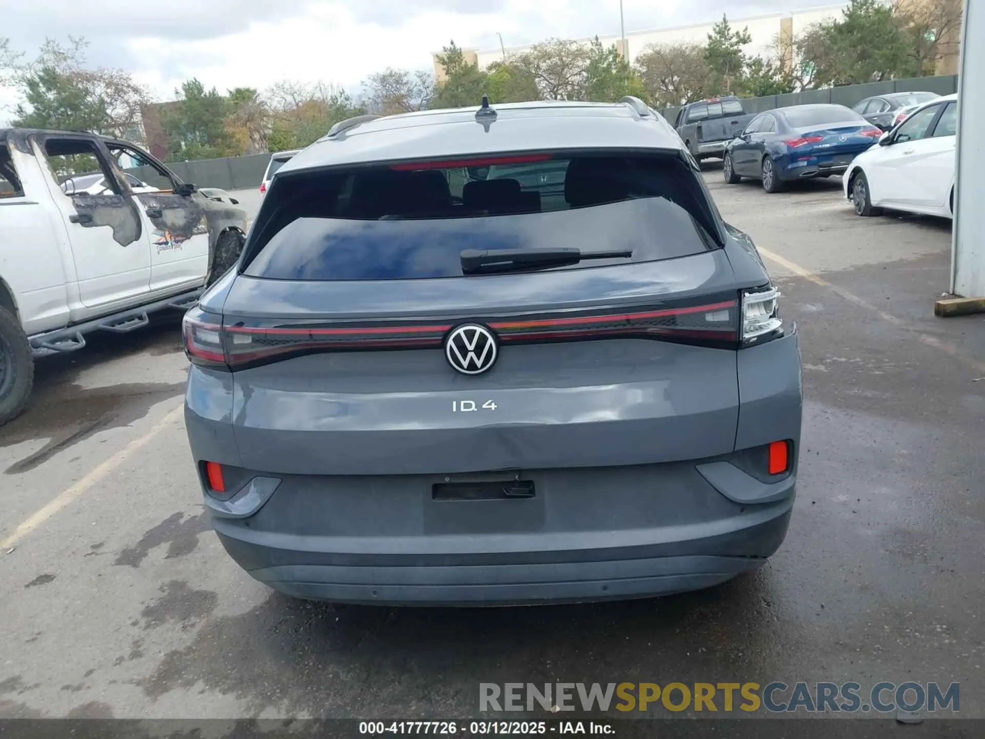 17 Photograph of a damaged car 1V2FMPE87PC011624 VOLKSWAGEN ID.4 2023