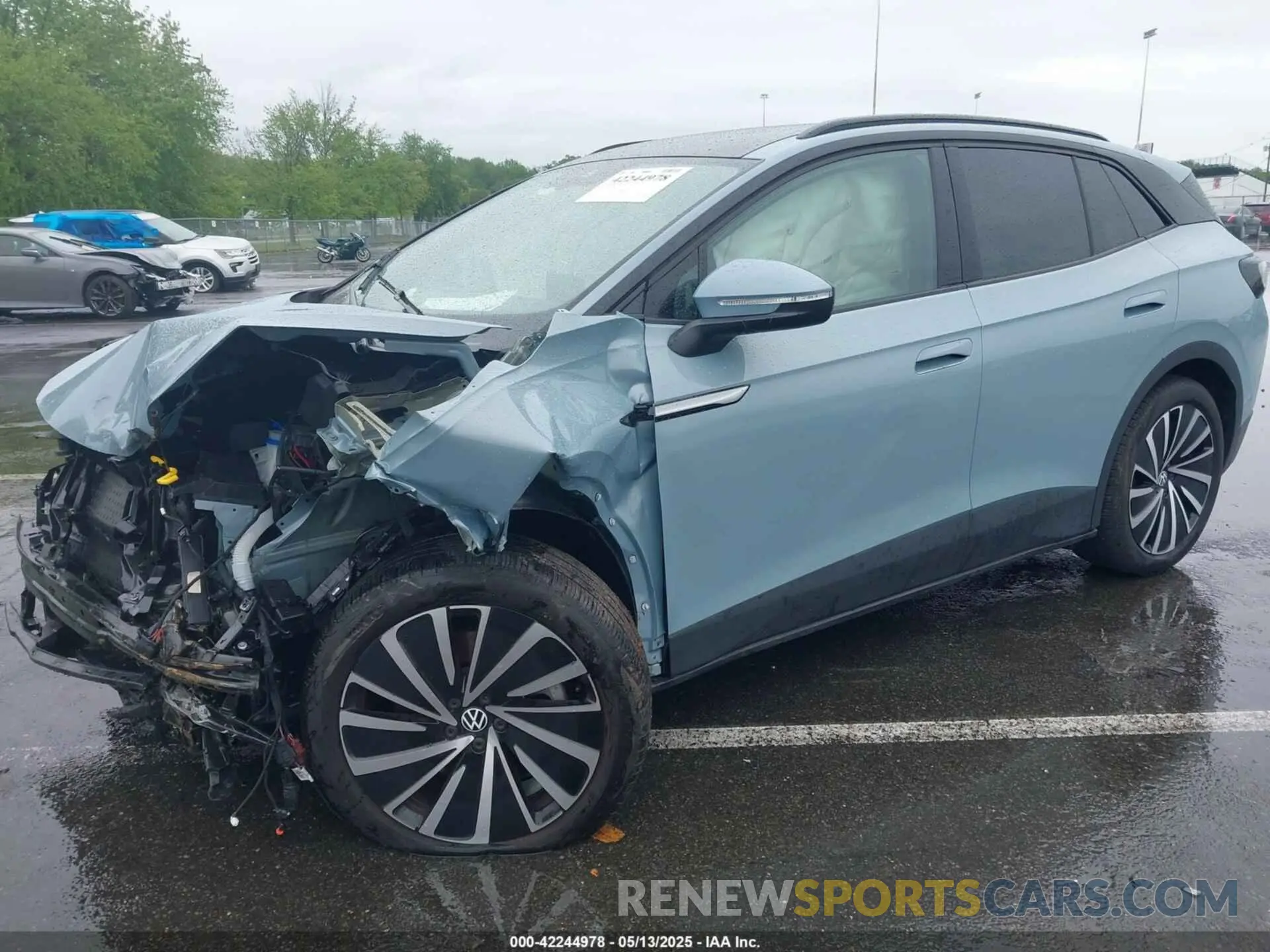 2 Photograph of a damaged car 1V25MPE82RC013084 VOLKSWAGEN ID.4 2024
