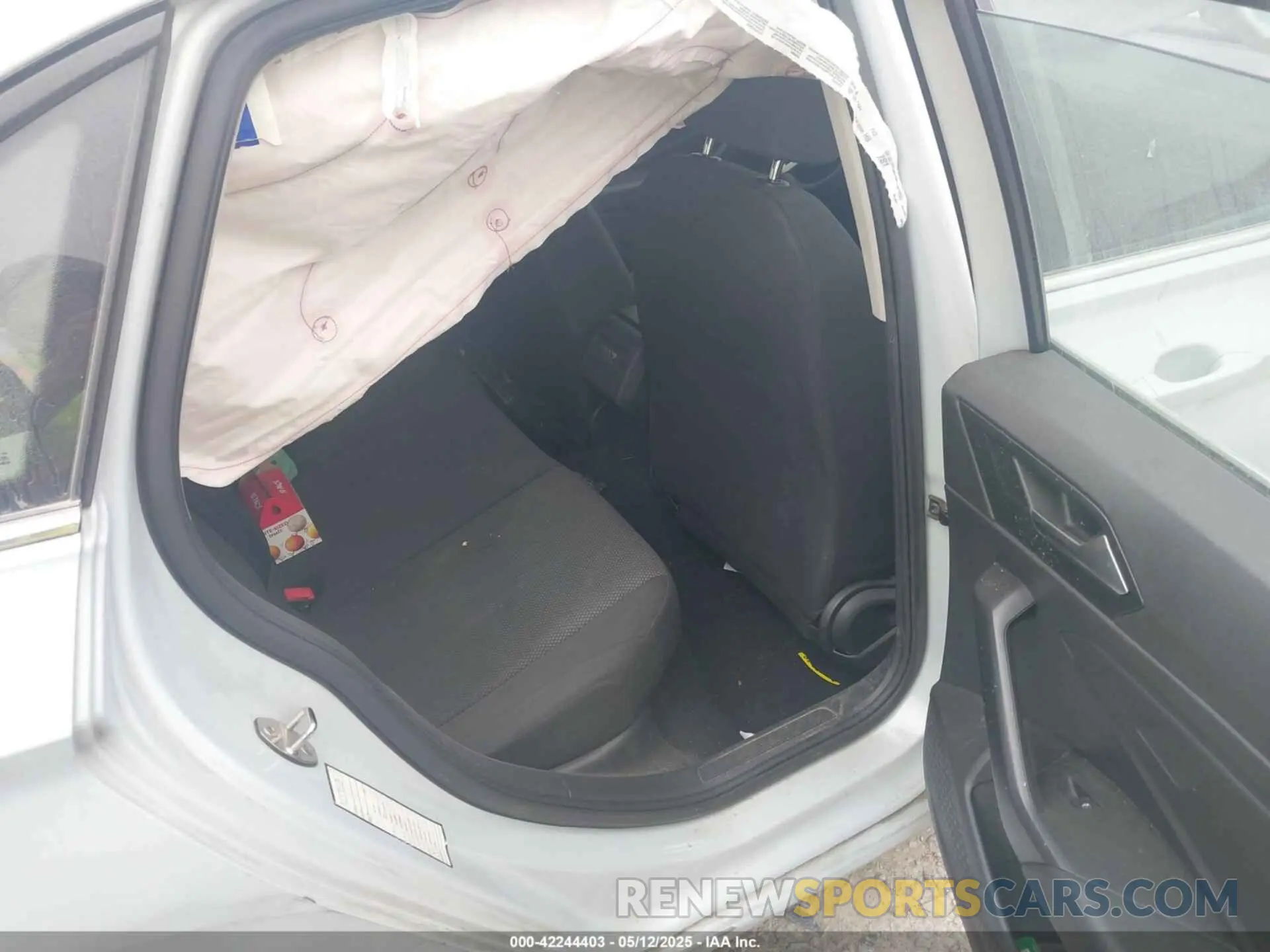 8 Photograph of a damaged car 3VWCB7BU9KM142909 VOLKSWAGEN JETTA 2019