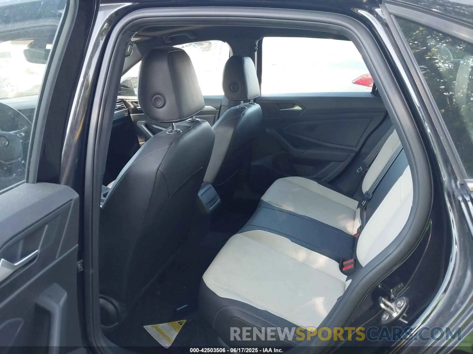 8 Photograph of a damaged car 3VWCB7BU9KM272513 VOLKSWAGEN JETTA 2019