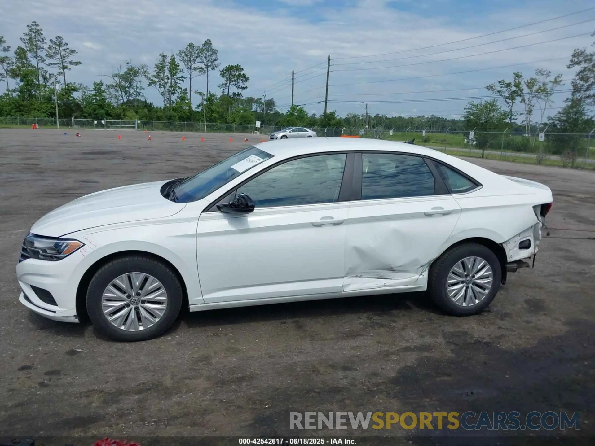 14 Photograph of a damaged car 3VWCB7BU3LM024923 VOLKSWAGEN JETTA 2020