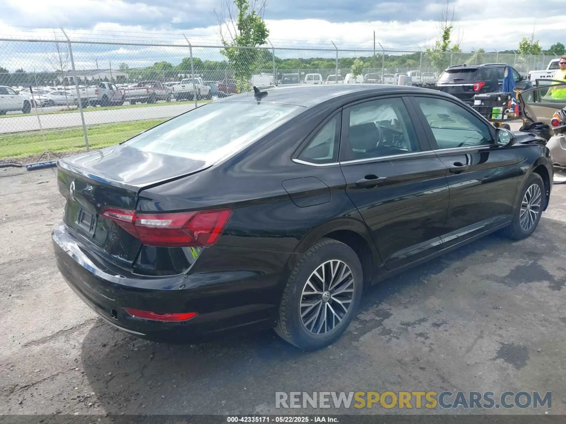4 Photograph of a damaged car 3VWCB7BU6LM031946 VOLKSWAGEN JETTA 2020