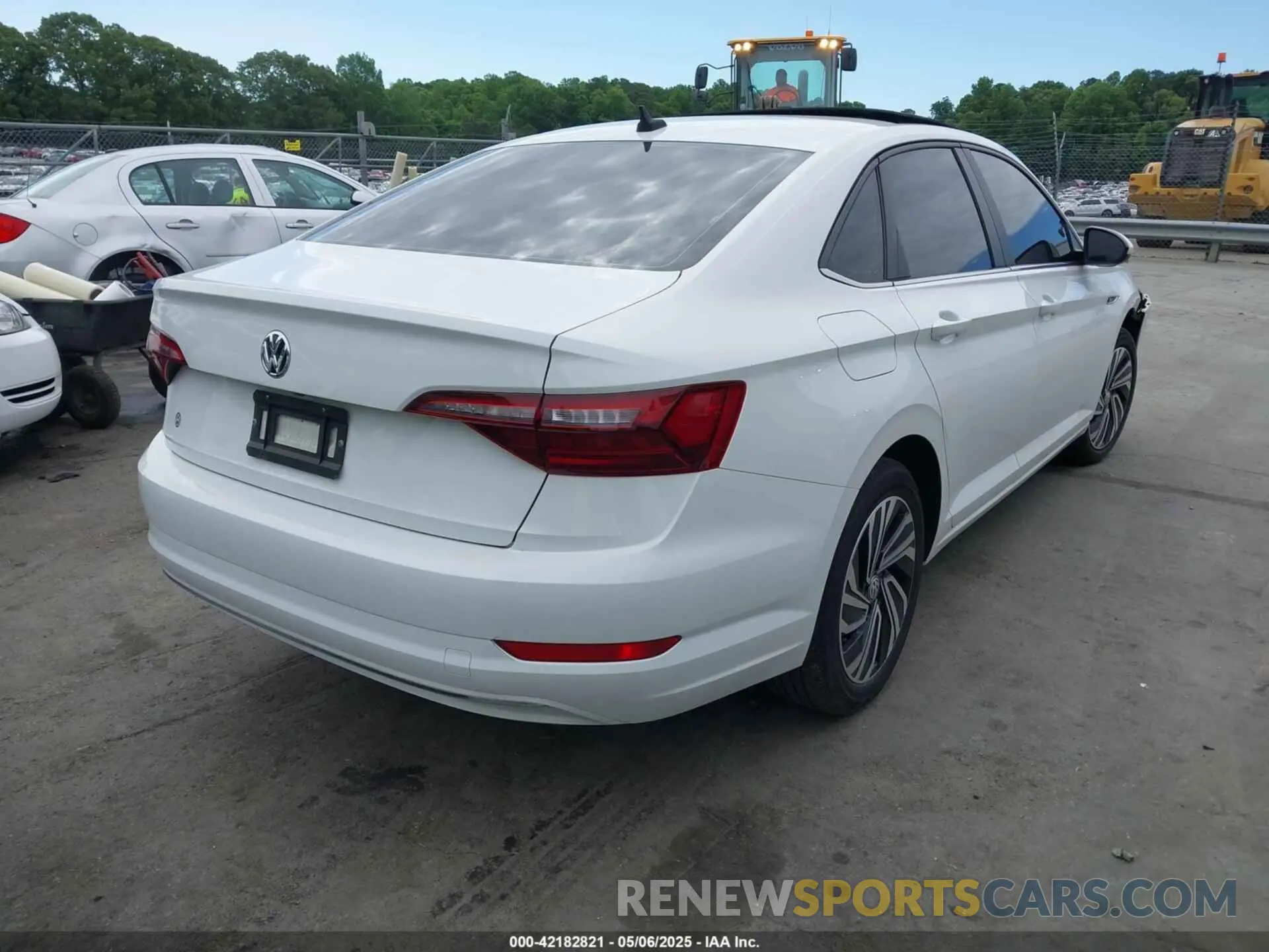 4 Photograph of a damaged car 3VWEB7BU4LM008013 VOLKSWAGEN JETTA 2020