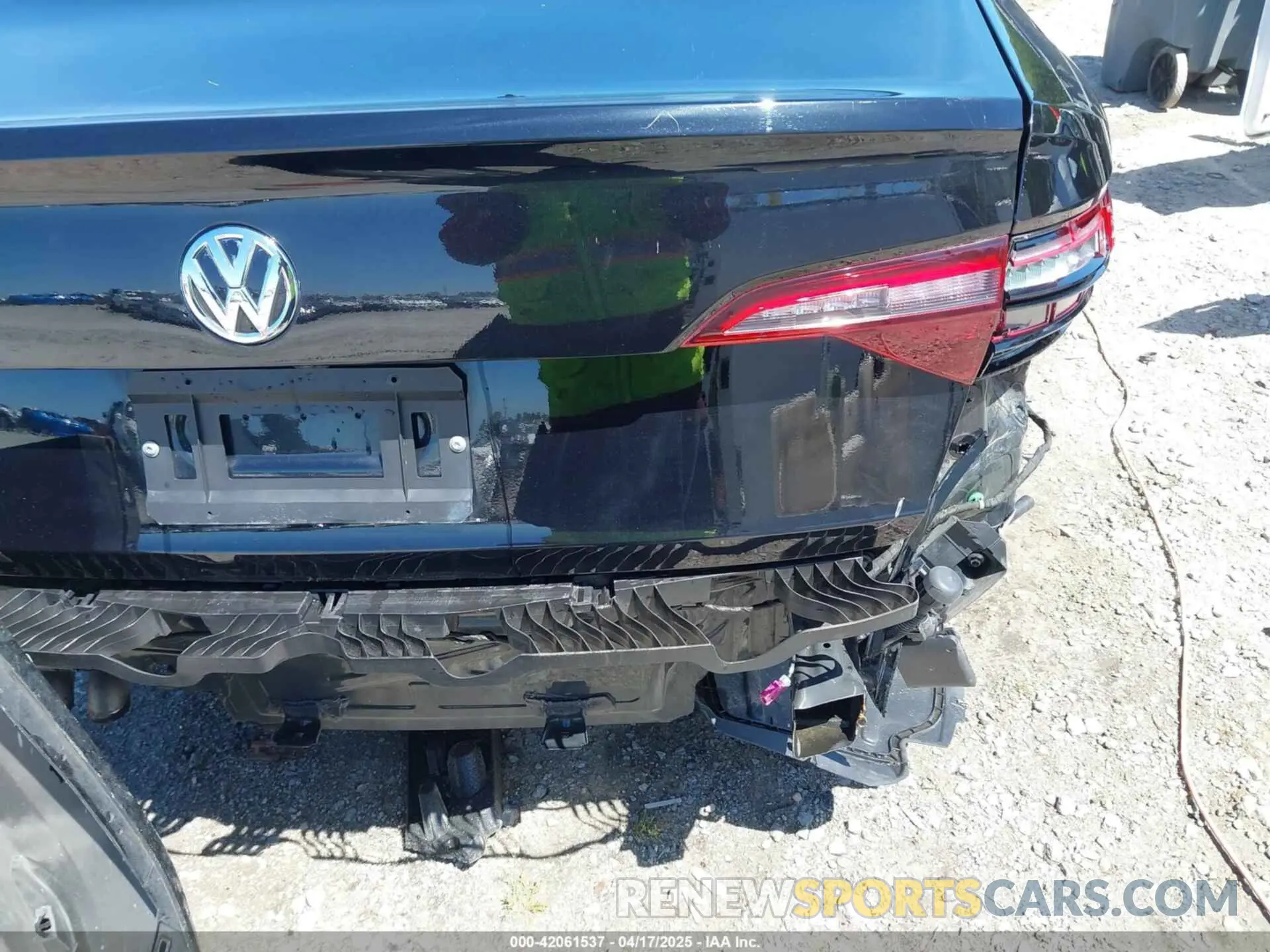 18 Photograph of a damaged car 3VWC57BU6MM000964 VOLKSWAGEN JETTA 2021