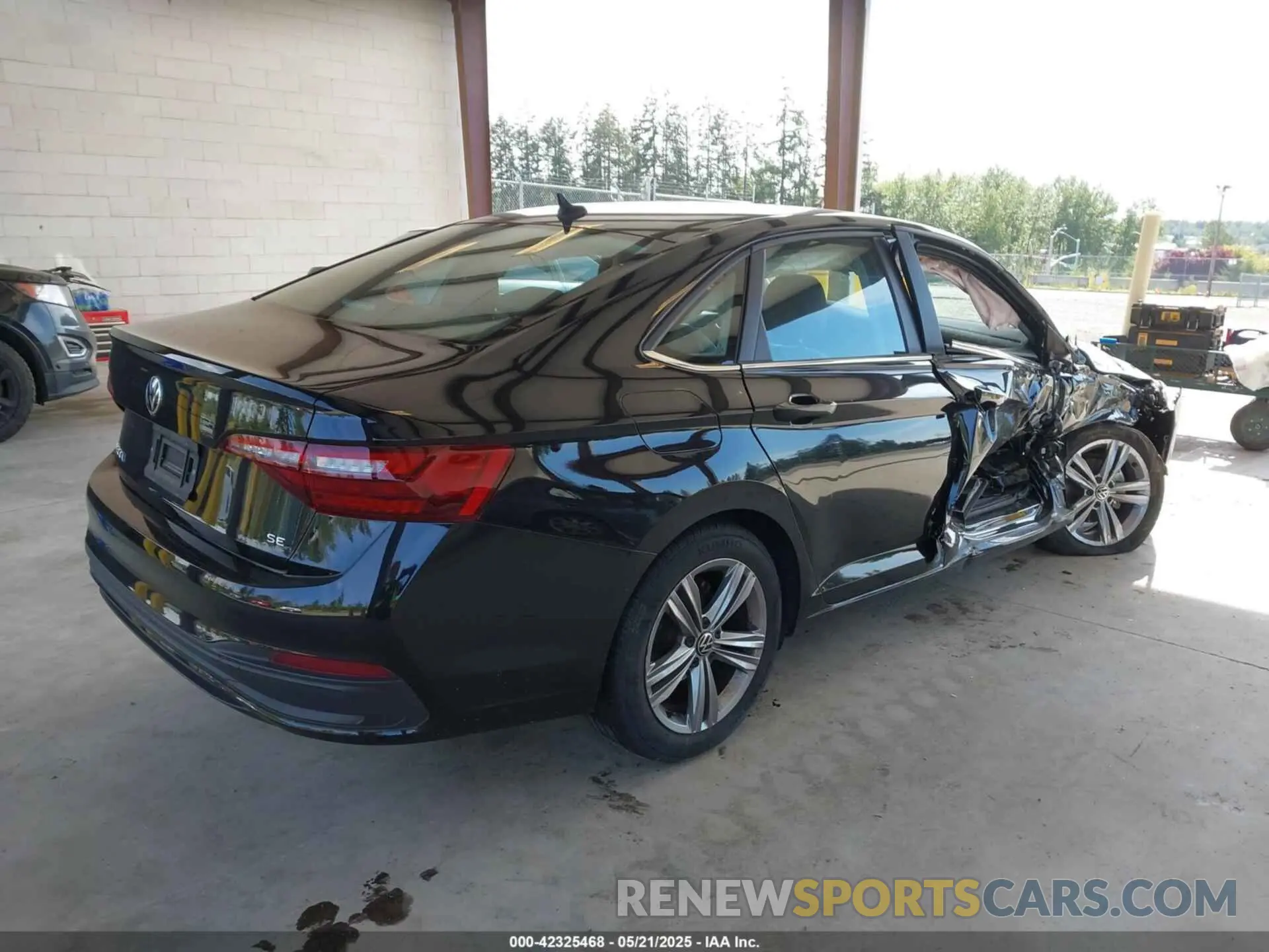 4 Photograph of a damaged car 3VWEM7BU5NM008700 VOLKSWAGEN JETTA 2022