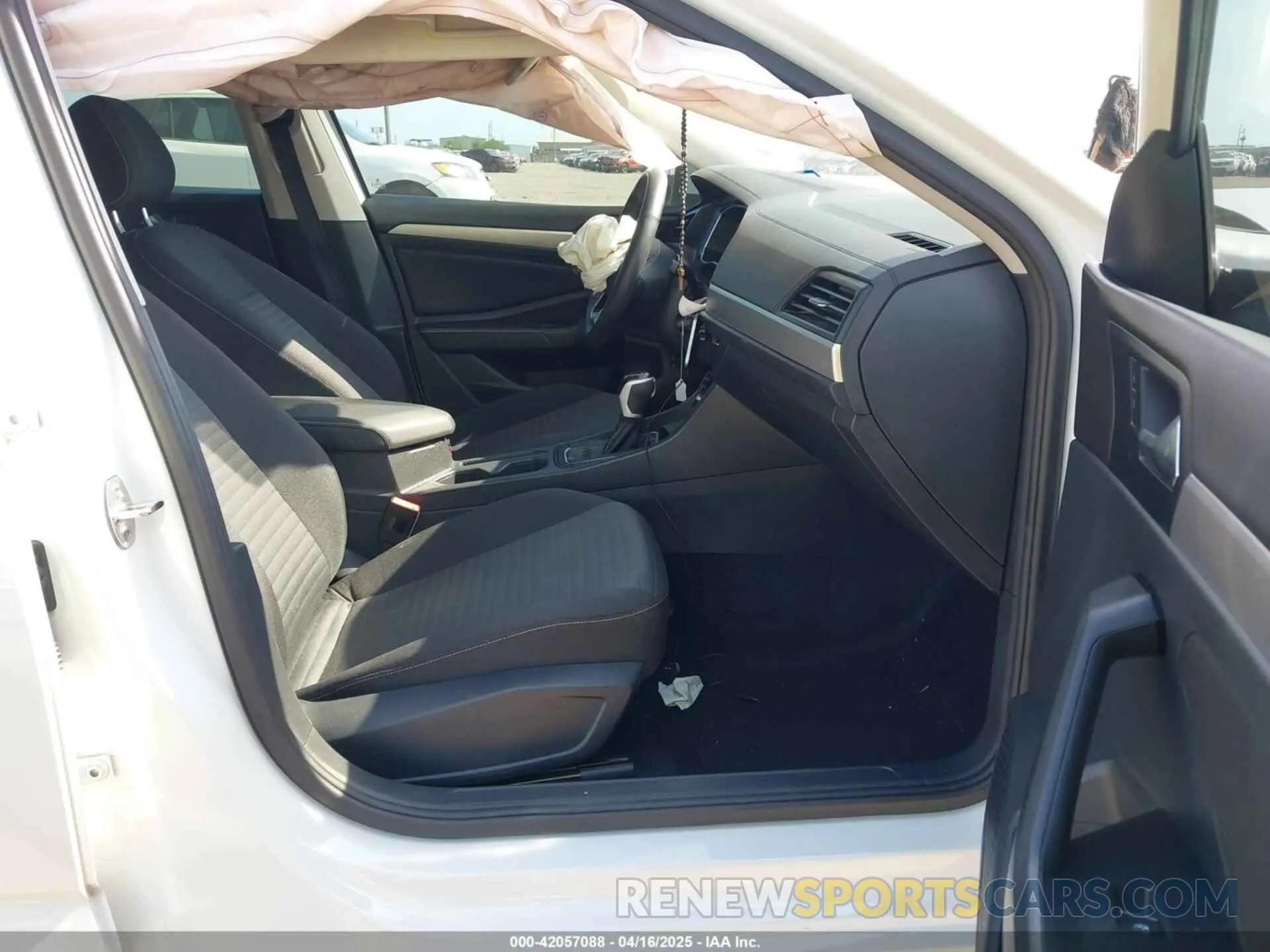 5 Photograph of a damaged car 3VW5M7BU3RM095504 VOLKSWAGEN JETTA 2024