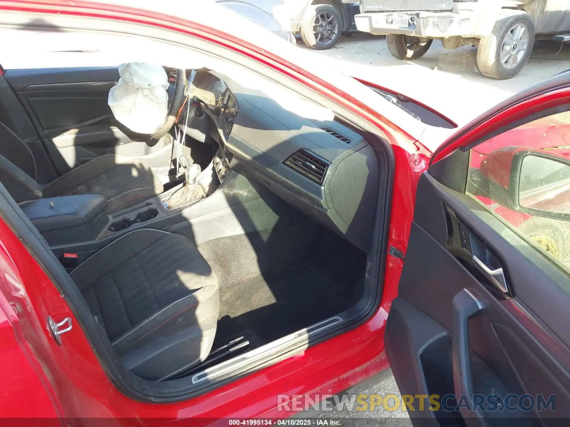 5 Photograph of a damaged car 3VW6T7BUXLM105802 VOLKSWAGEN JETTA GLI 2020