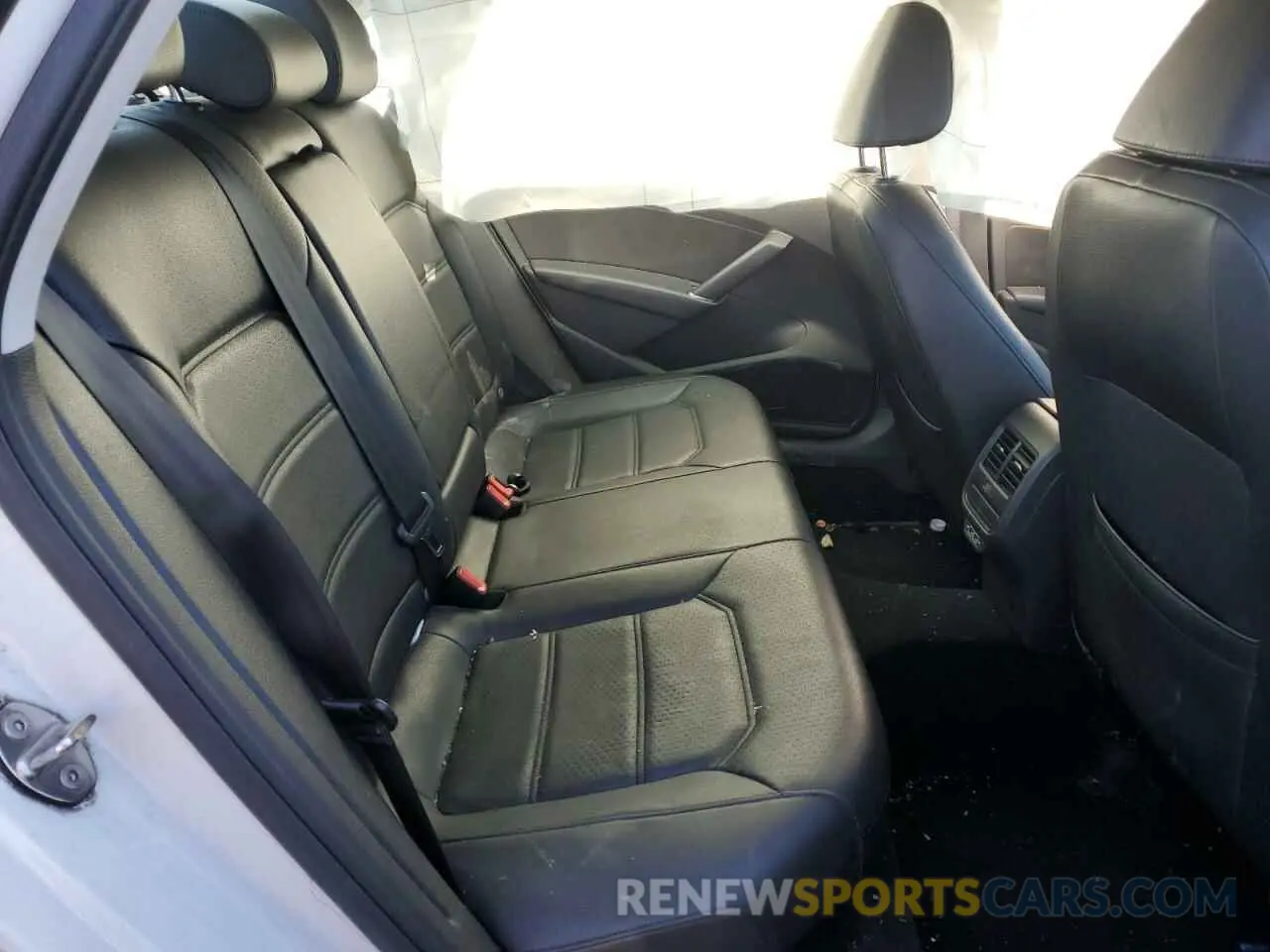 10 Photograph of a damaged car 1VWLA7A33KC001587 VOLKSWAGEN PASSAT 2019