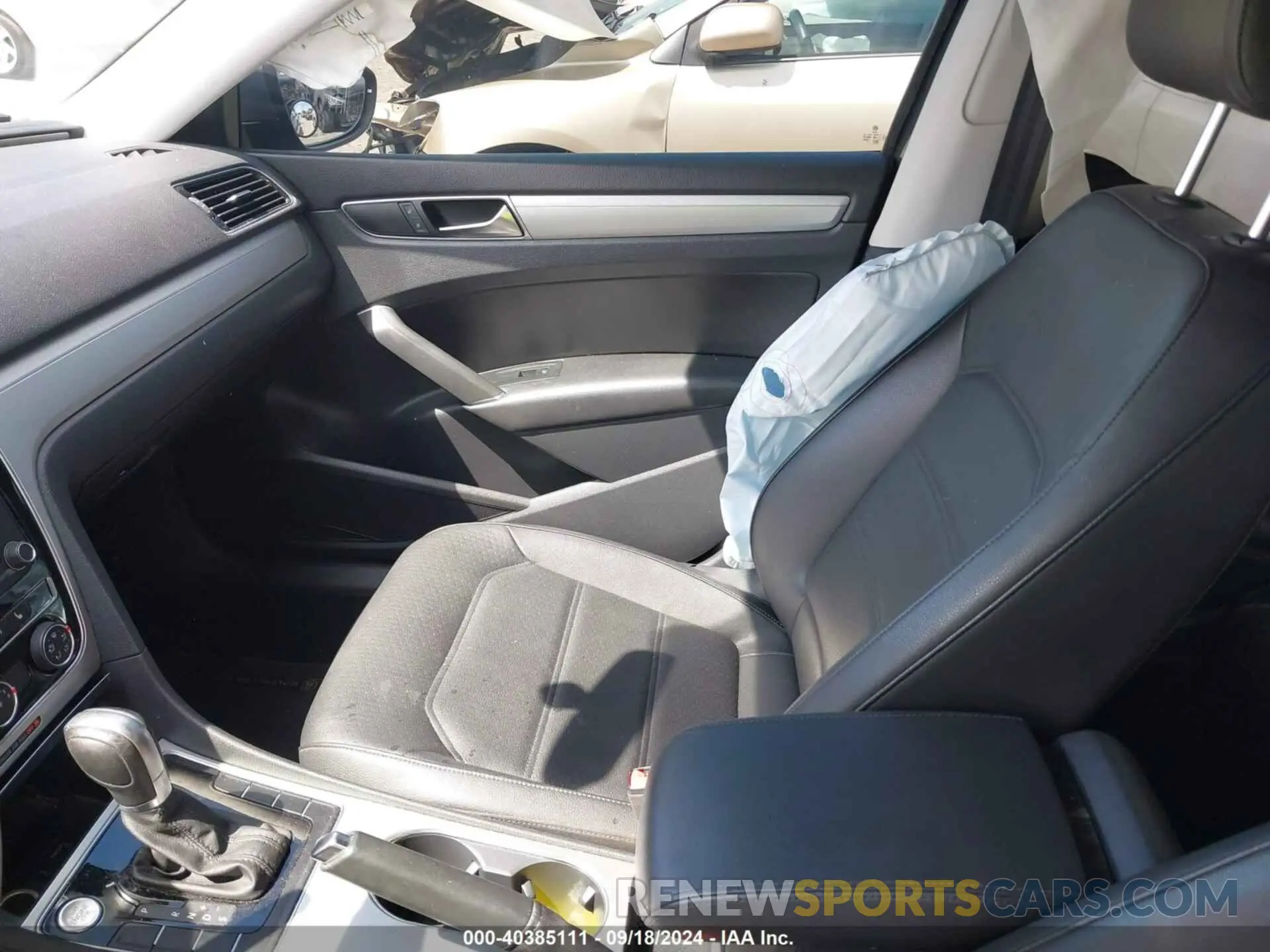 5 Photograph of a damaged car 1VWLA7A35KC011084 VOLKSWAGEN PASSAT 2019