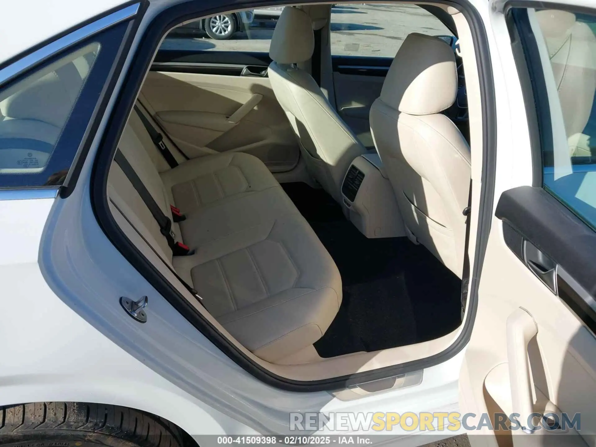 8 Photograph of a damaged car 1VWMA7A32KC012553 VOLKSWAGEN PASSAT 2019