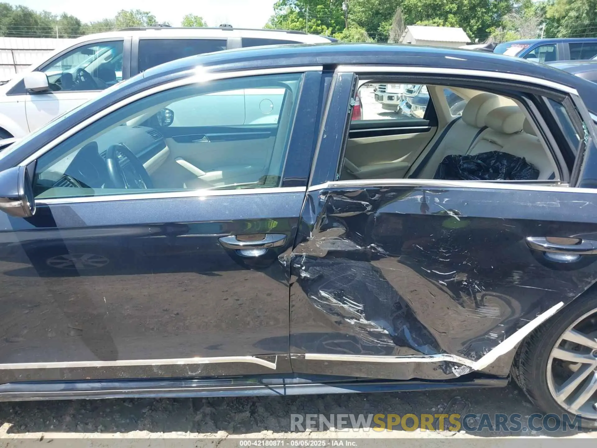 14 Photograph of a damaged car 1VWMA7A33KC009628 VOLKSWAGEN PASSAT 2019