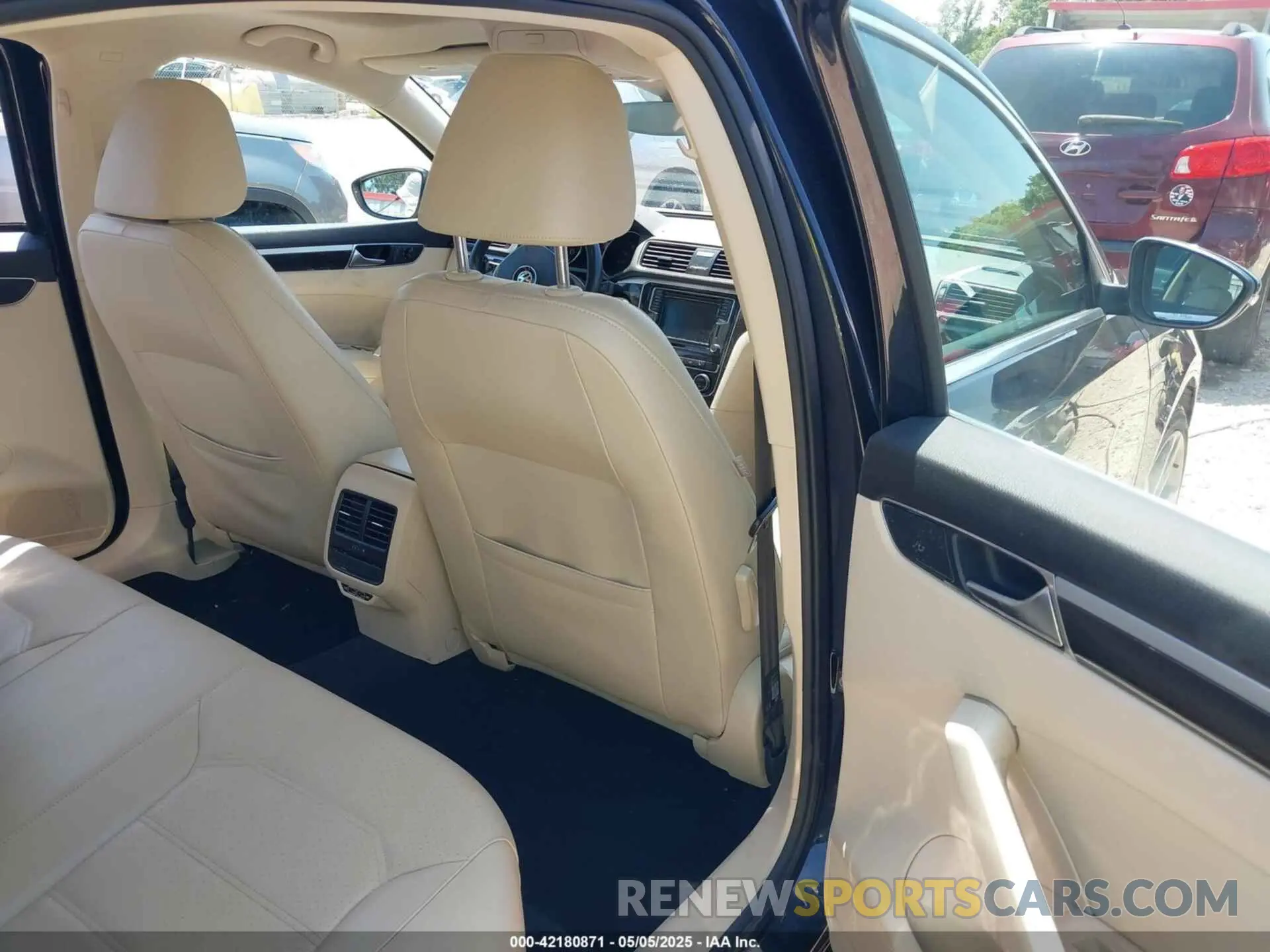 8 Photograph of a damaged car 1VWMA7A33KC009628 VOLKSWAGEN PASSAT 2019