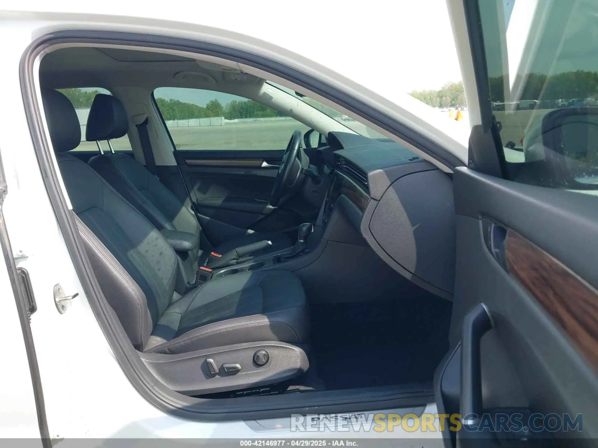 5 Photograph of a damaged car 1VWCA7A35LC020918 VOLKSWAGEN PASSAT 2020
