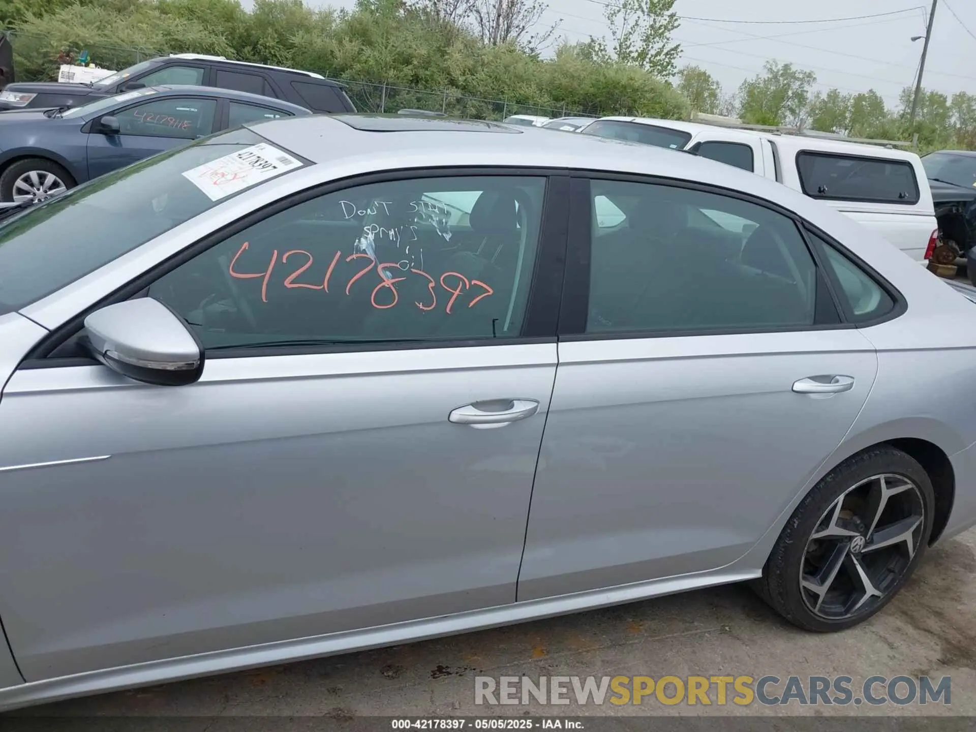 14 Photograph of a damaged car 1VWMA7A32LC021805 VOLKSWAGEN PASSAT 2020