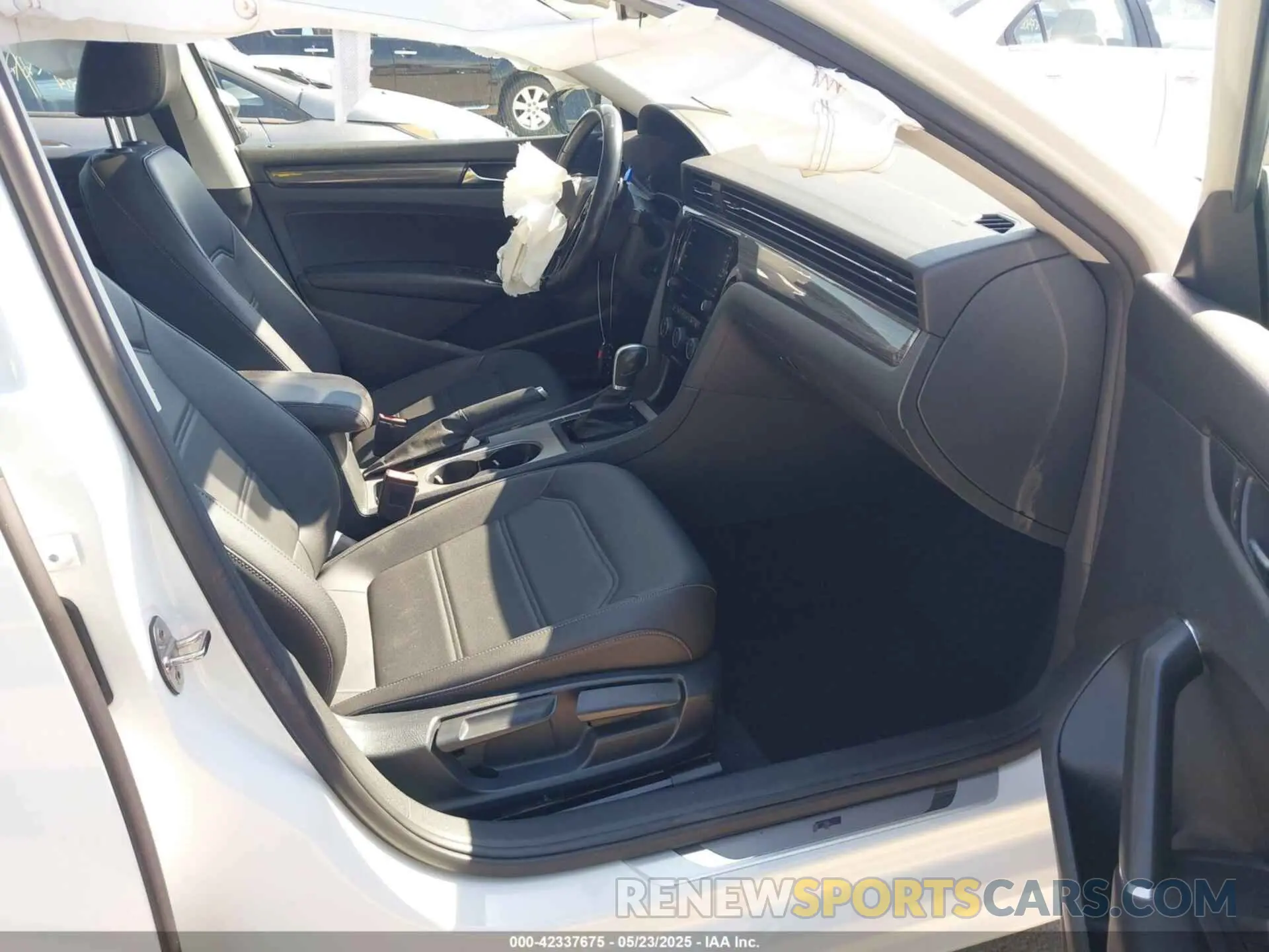 5 Photograph of a damaged car 1VWMA7A3XLC013709 VOLKSWAGEN PASSAT 2020