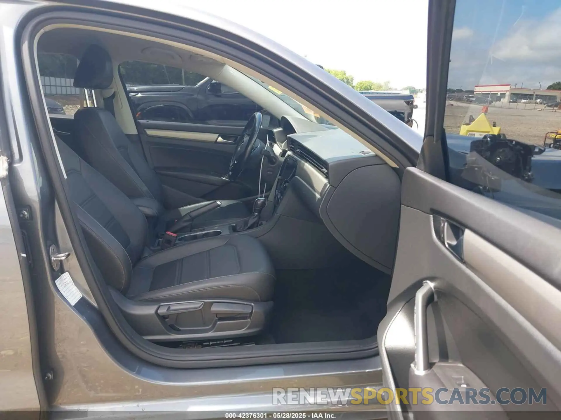 5 Photograph of a damaged car 1VWSA7A31LC015873 VOLKSWAGEN PASSAT 2020