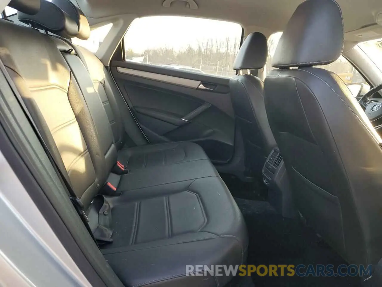 10 Photograph of a damaged car 1VWSA7A32LC015882 VOLKSWAGEN PASSAT 2020