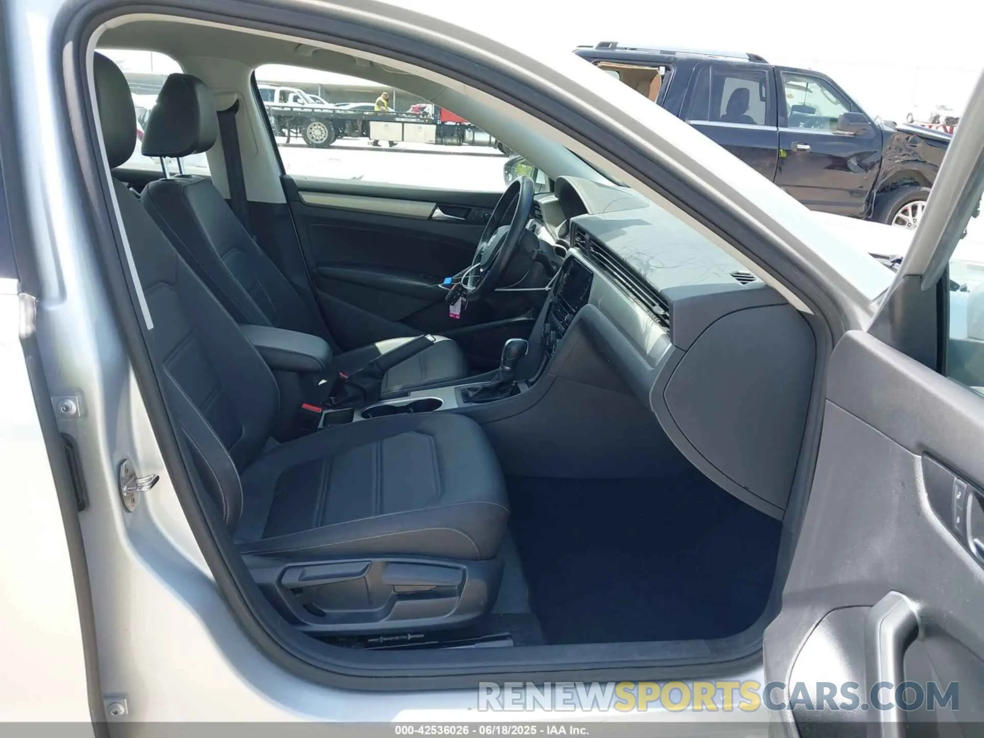 5 Photograph of a damaged car 1VWSA7A36LC026349 VOLKSWAGEN PASSAT 2020