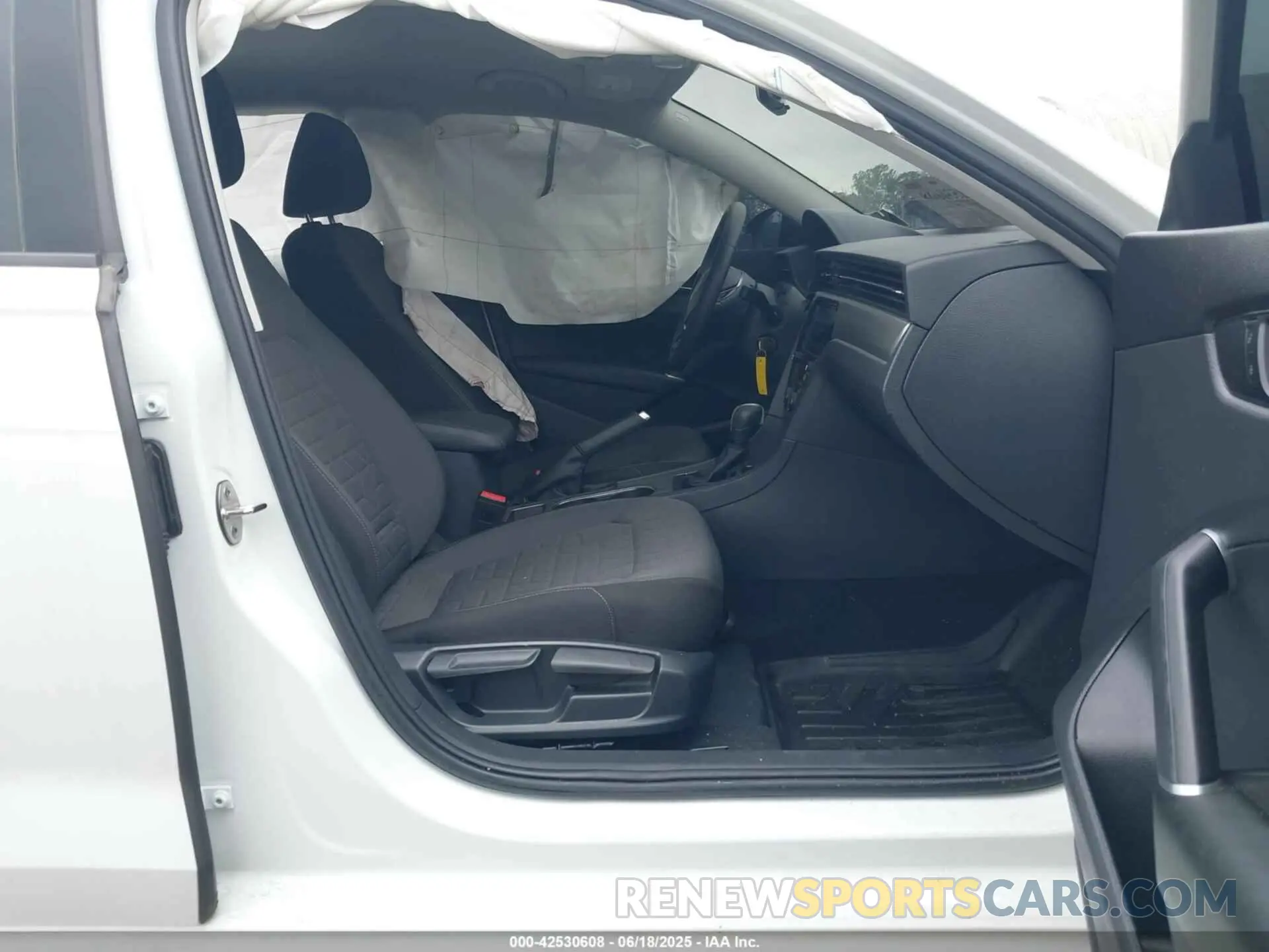 5 Photograph of a damaged car 1VWAA7A33MC014365 VOLKSWAGEN PASSAT 2021