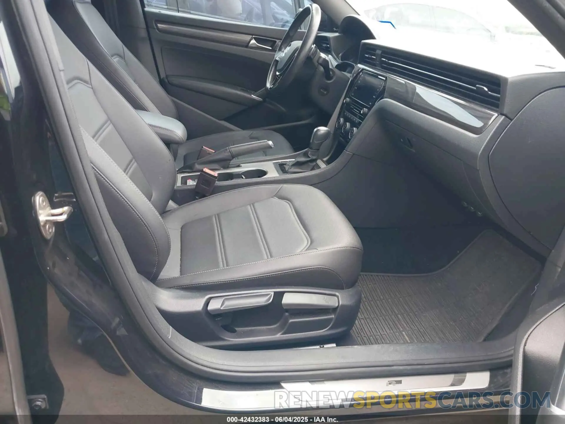 5 Photograph of a damaged car 1VWMA7A3XMC017177 VOLKSWAGEN PASSAT 2021