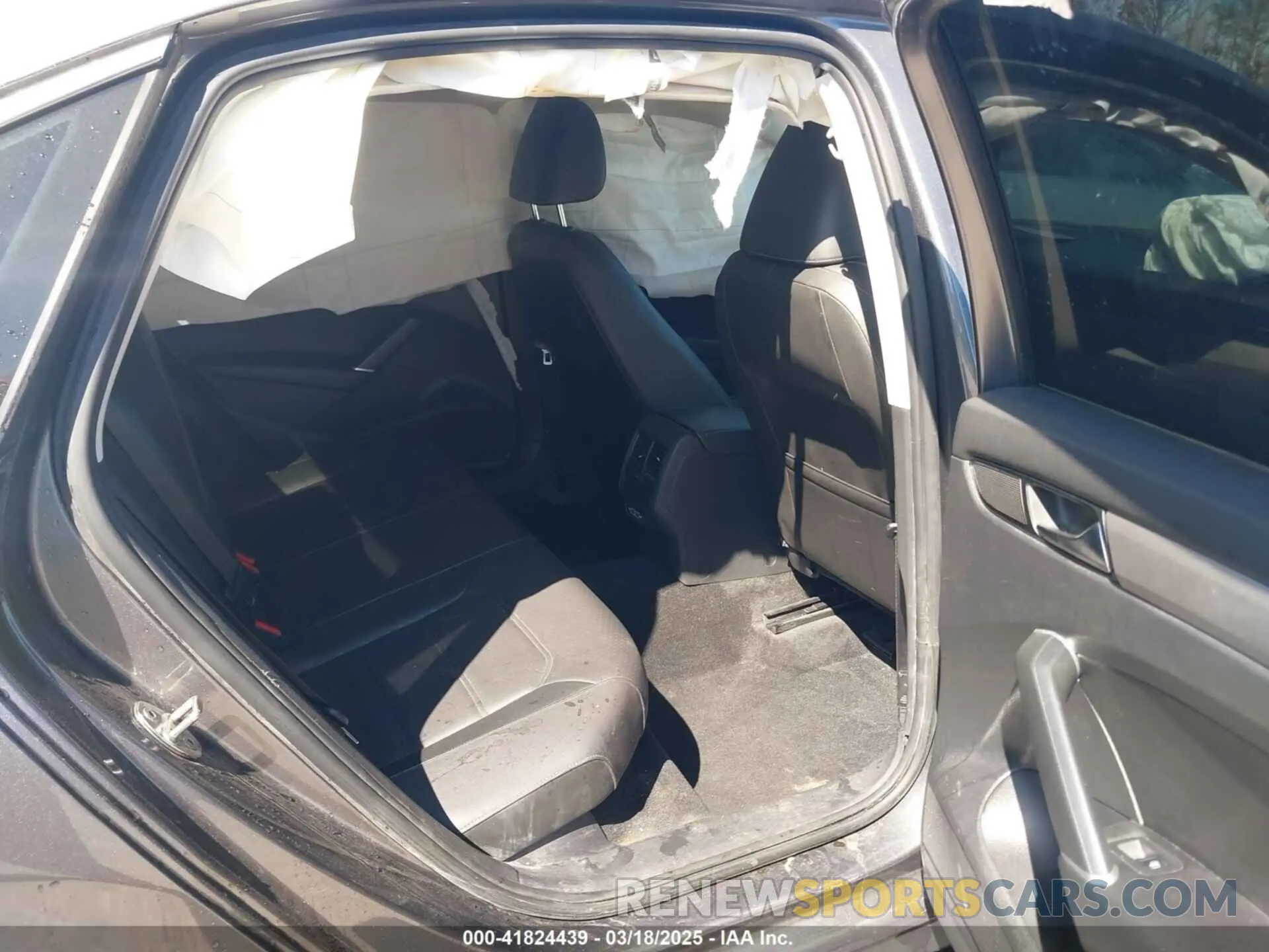 8 Photograph of a damaged car 1VWSA7A36MC000433 VOLKSWAGEN PASSAT 2021