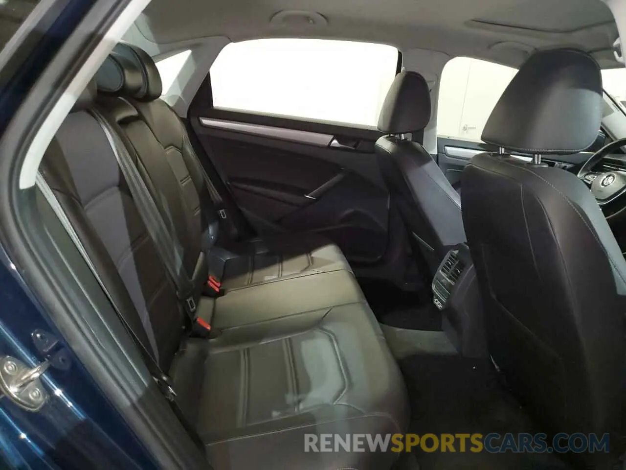 10 Photograph of a damaged car 1VWSA7A37MC000215 VOLKSWAGEN PASSAT 2021