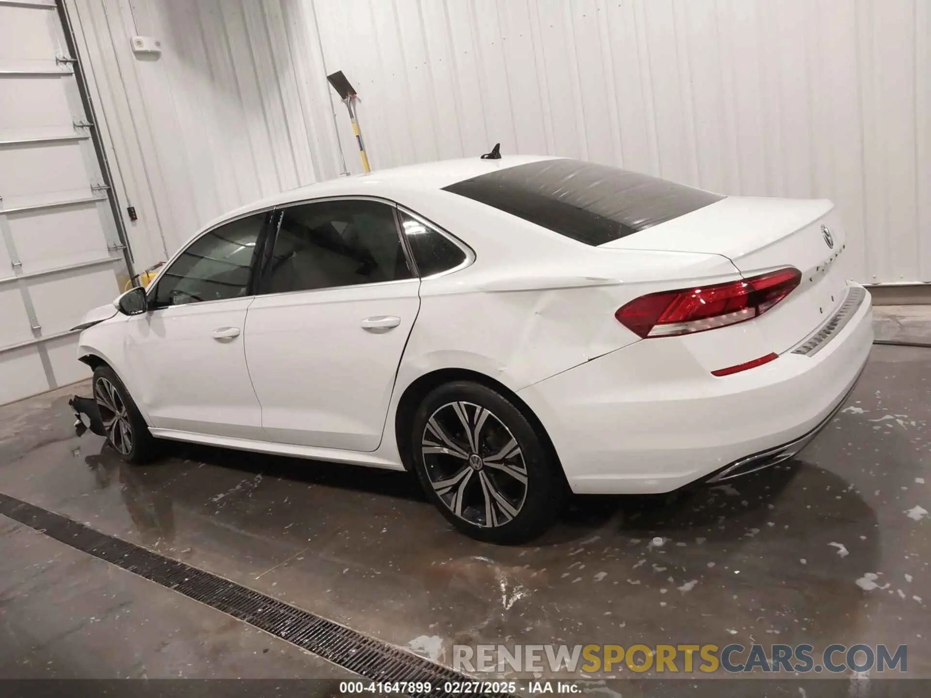 14 Photograph of a damaged car 1VWSA7A37MC017676 VOLKSWAGEN PASSAT 2021