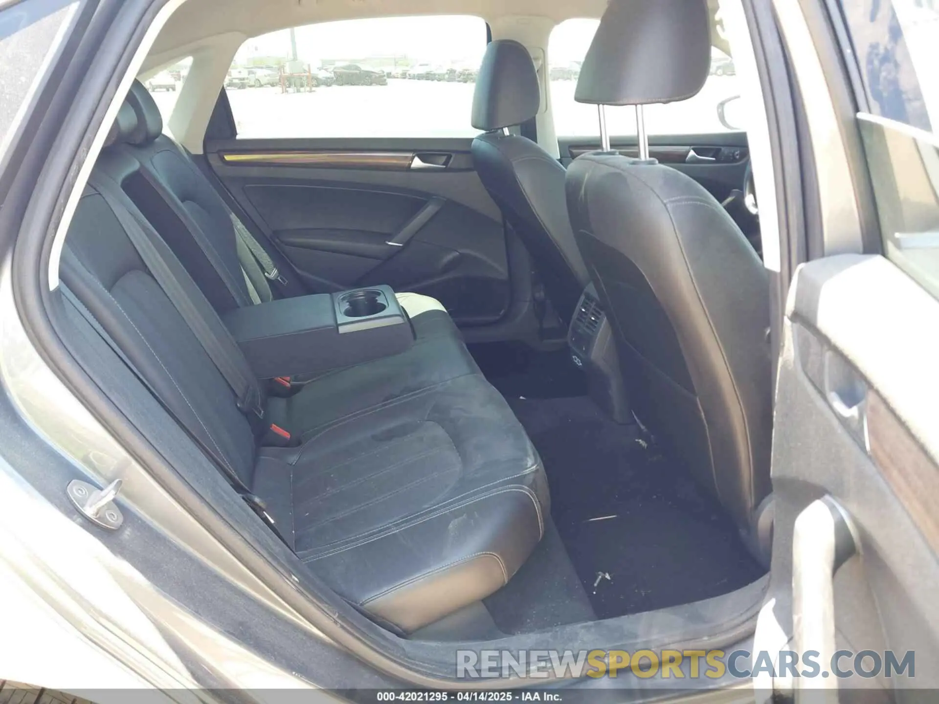 8 Photograph of a damaged car 1VWBA7A38NC008468 VOLKSWAGEN PASSAT 2022
