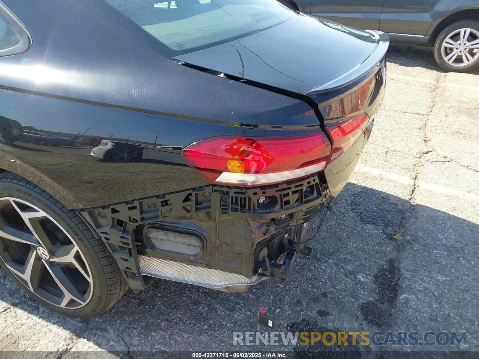 22 Photograph of a damaged car 1VWMA7A38NC003926 VOLKSWAGEN PASSAT 2022