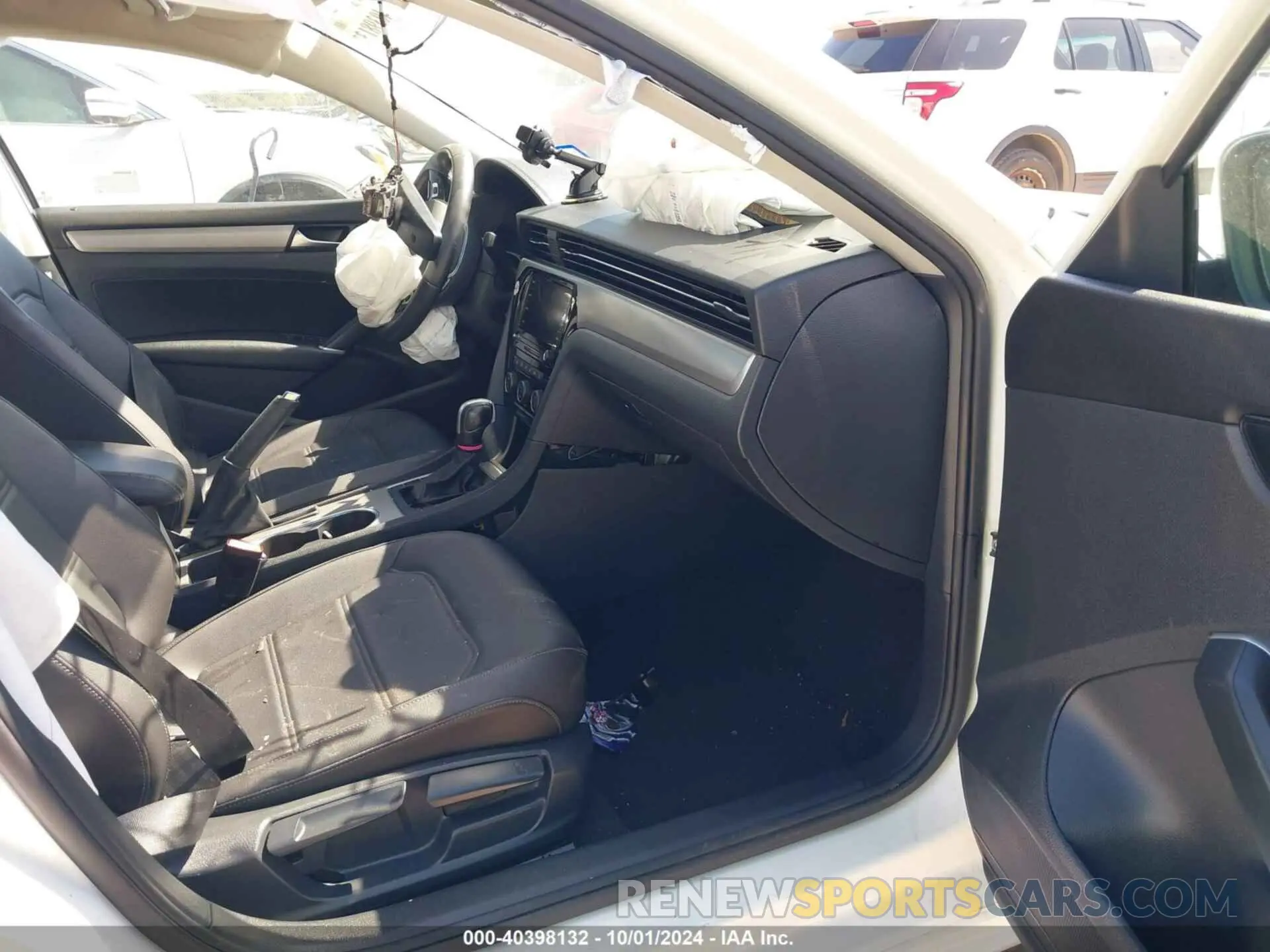 5 Photograph of a damaged car 1VWSA7A30NC007380 VOLKSWAGEN PASSAT 2022
