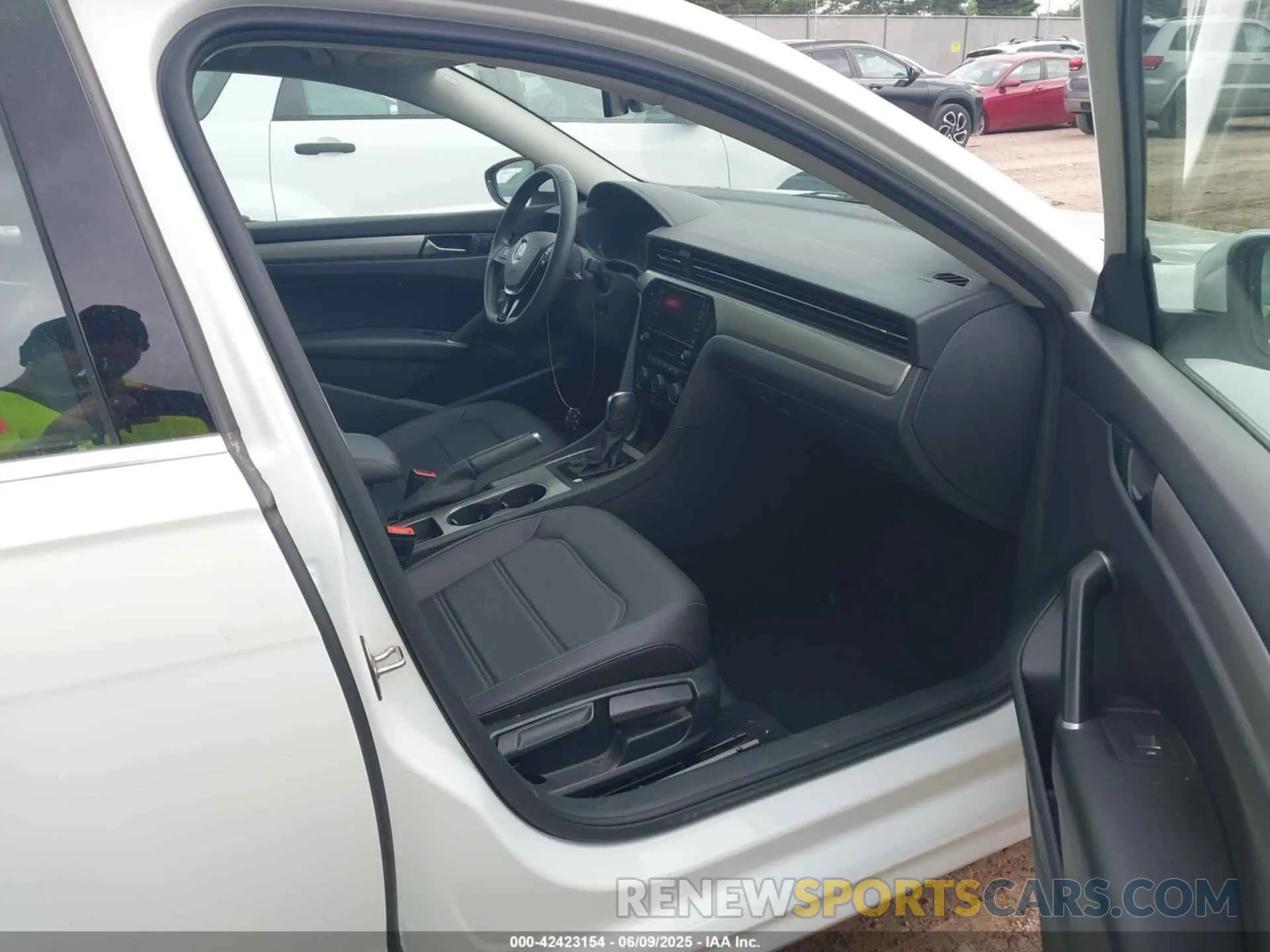 5 Photograph of a damaged car 1VWSA7A30NC008352 VOLKSWAGEN PASSAT 2022