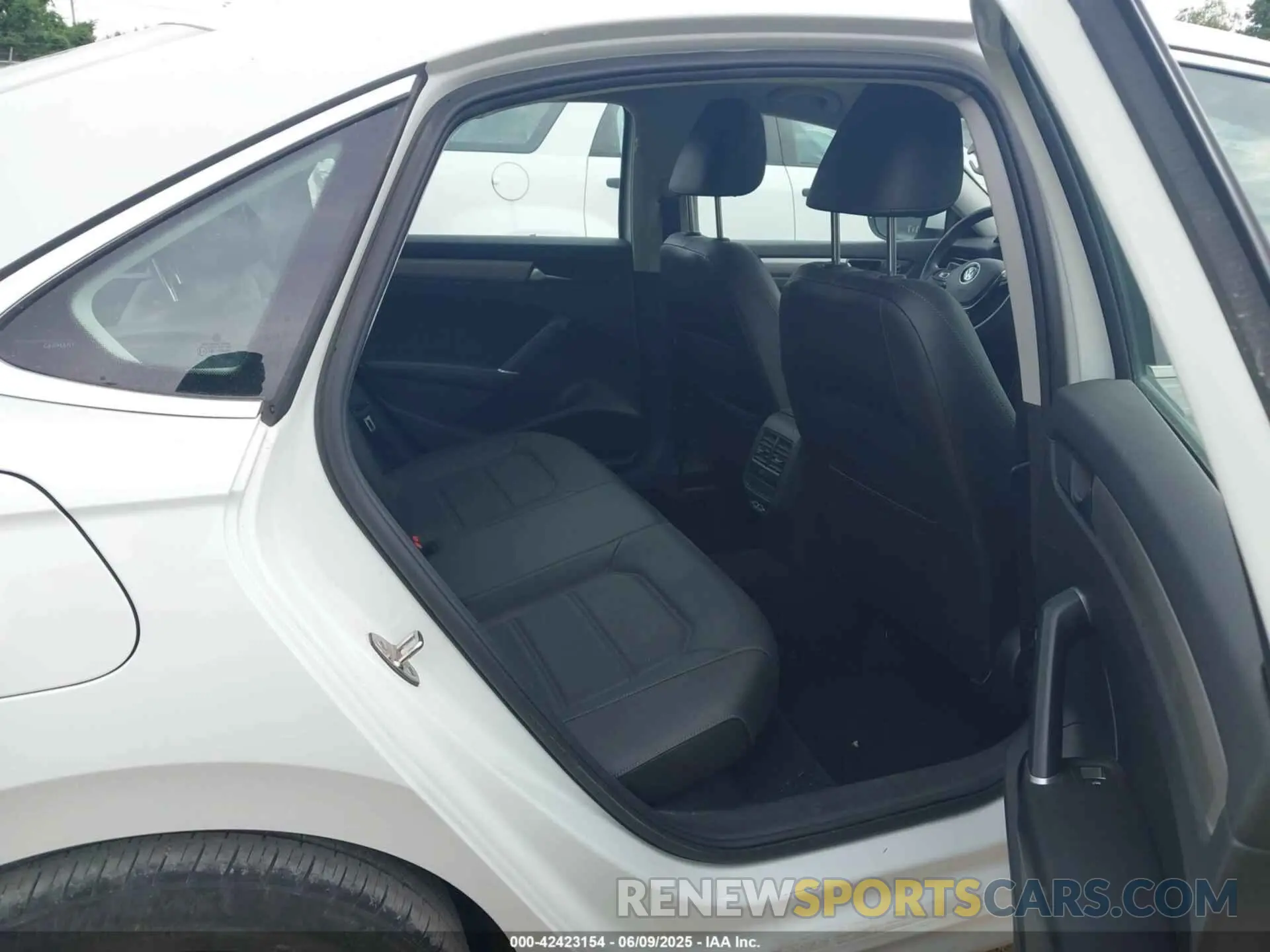 8 Photograph of a damaged car 1VWSA7A30NC008352 VOLKSWAGEN PASSAT 2022