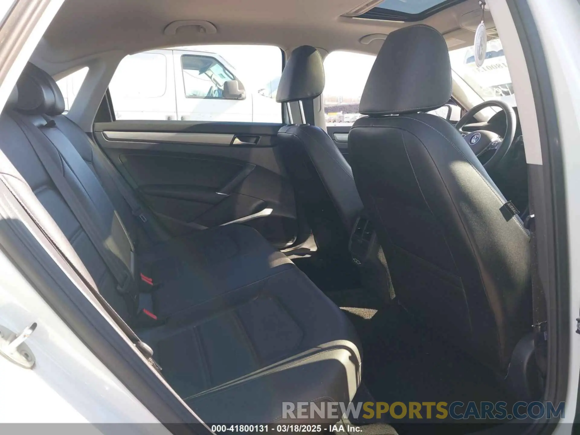 8 Photograph of a damaged car 1VWSA7A31NC009400 VOLKSWAGEN PASSAT 2022