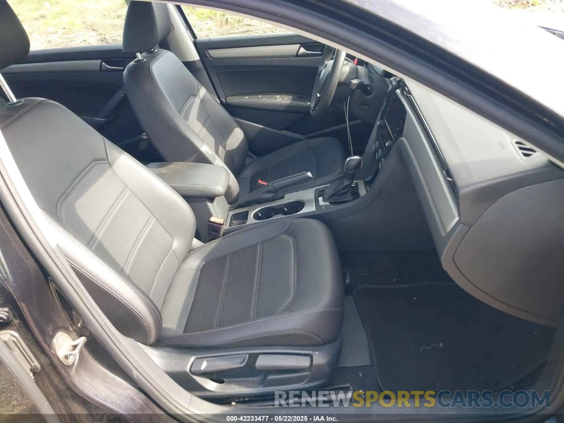 5 Photograph of a damaged car 1VWSA7A34NC002411 VOLKSWAGEN PASSAT 2022