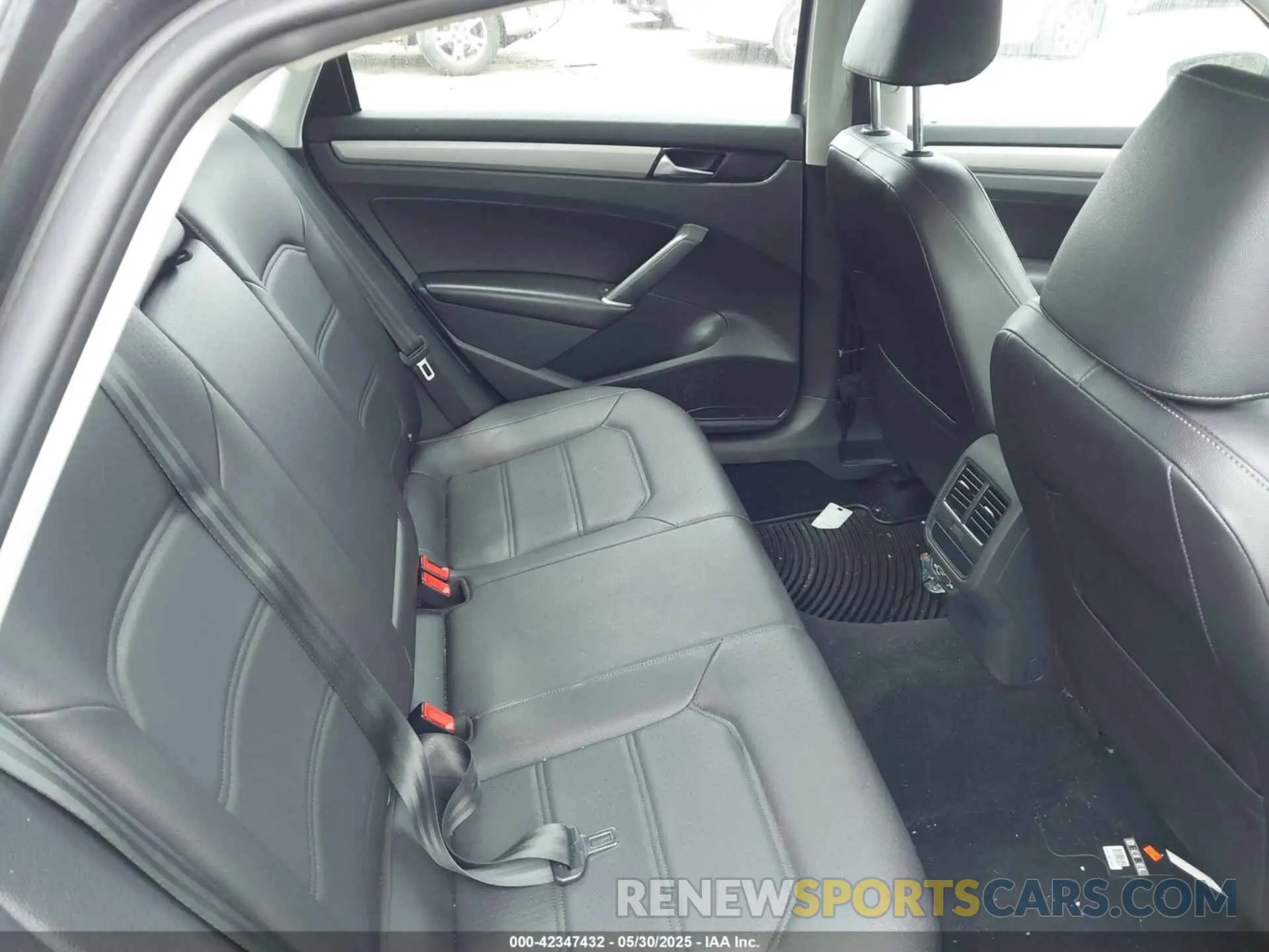 8 Photograph of a damaged car 1VWSA7A34NC005017 VOLKSWAGEN PASSAT 2022