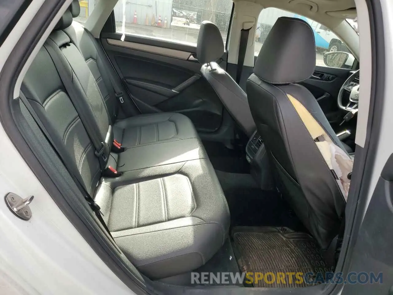10 Photograph of a damaged car 1VWSA7A35NC000666 VOLKSWAGEN PASSAT 2022