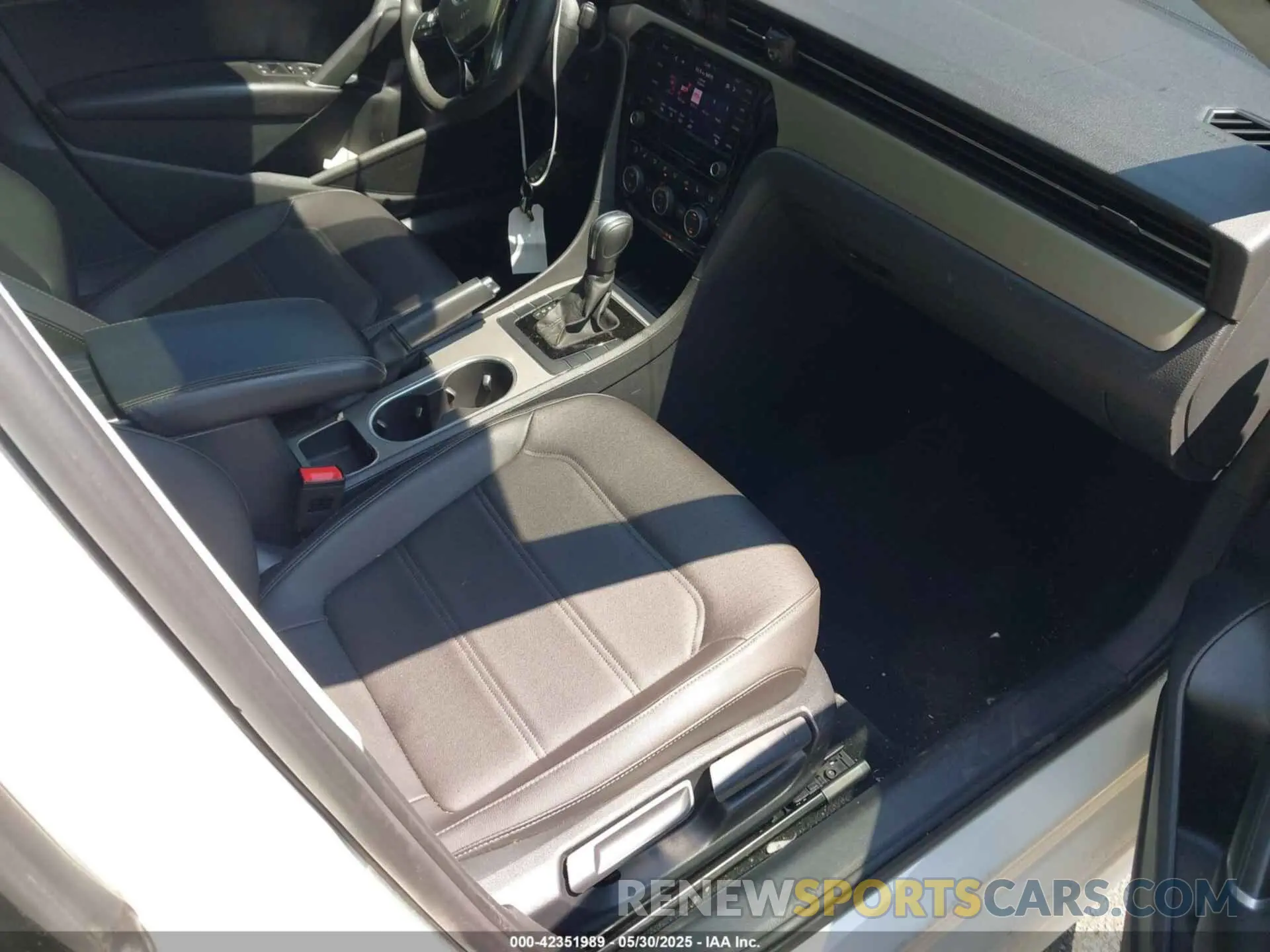 5 Photograph of a damaged car 1VWSA7A36NC001874 VOLKSWAGEN PASSAT 2022