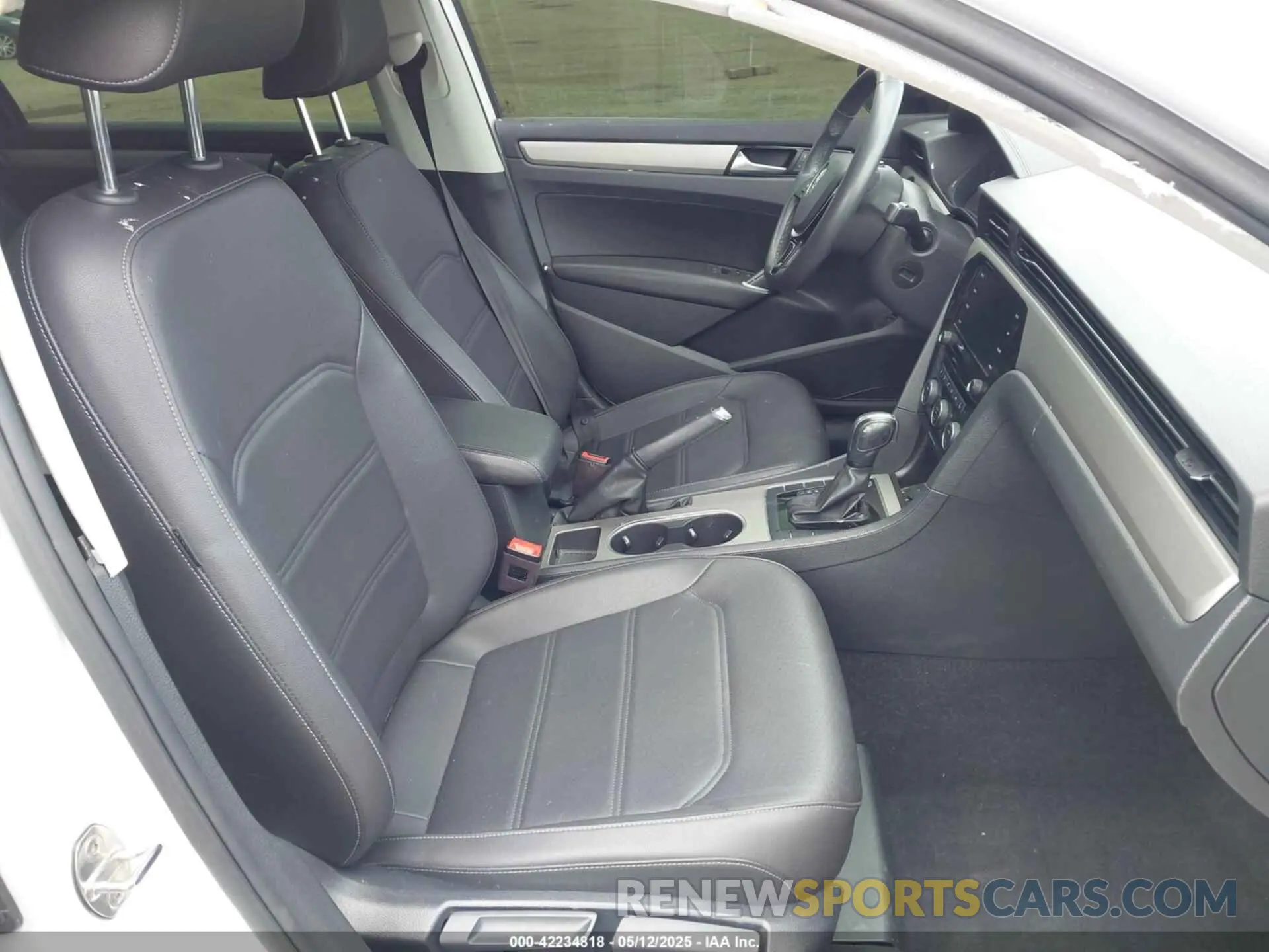 5 Photograph of a damaged car 1VWSA7A37NC005397 VOLKSWAGEN PASSAT 2022