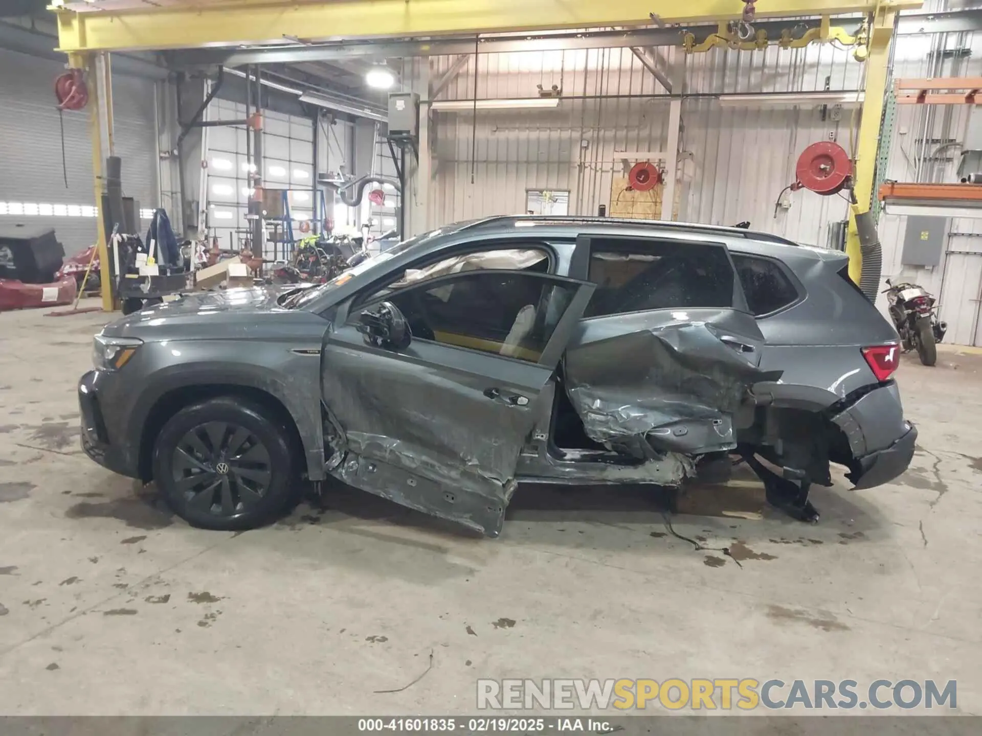 14 Photograph of a damaged car 3VVAX7B20NM051933 VOLKSWAGEN TAOS 2022