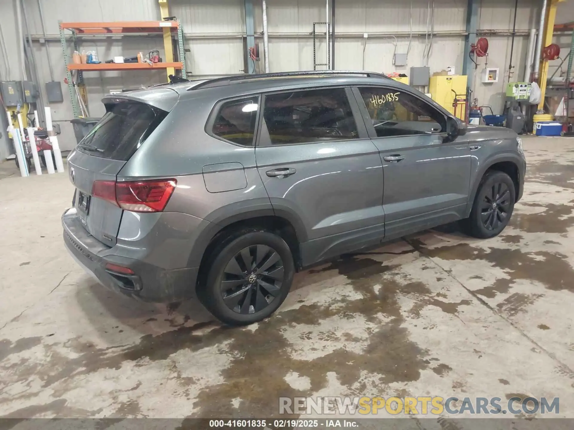 4 Photograph of a damaged car 3VVAX7B20NM051933 VOLKSWAGEN TAOS 2022
