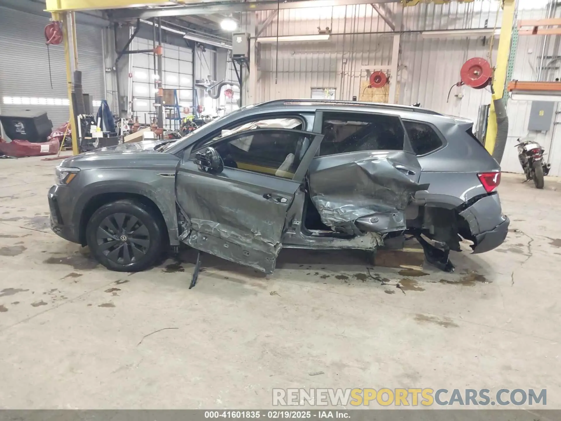 6 Photograph of a damaged car 3VVAX7B20NM051933 VOLKSWAGEN TAOS 2022