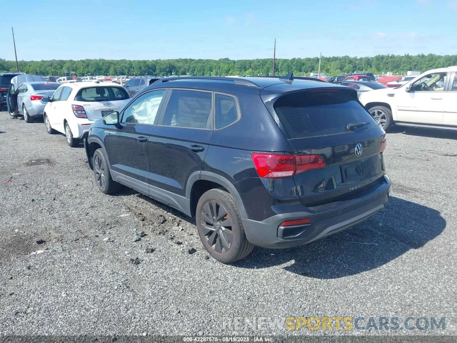 3 Photograph of a damaged car 3VVCX7B22NM066376 VOLKSWAGEN TAOS 2022