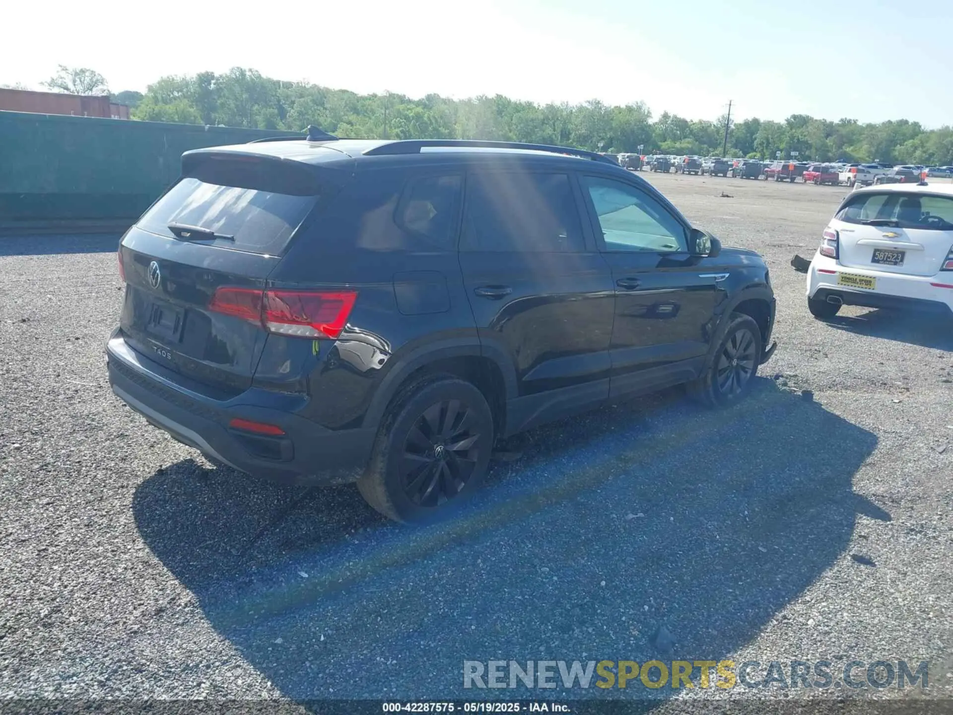 4 Photograph of a damaged car 3VVCX7B22NM066376 VOLKSWAGEN TAOS 2022