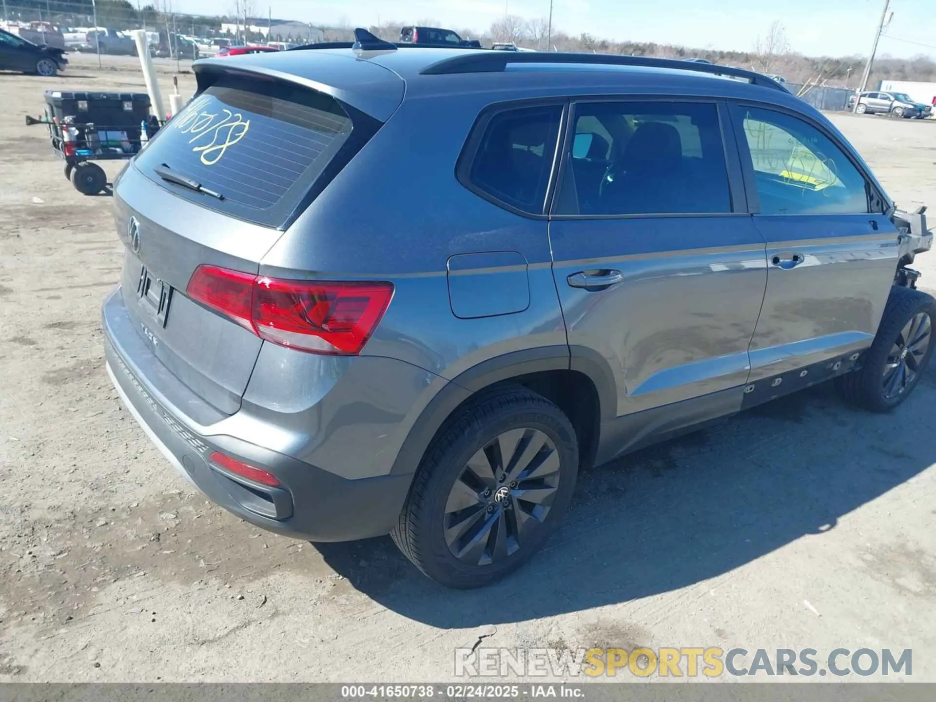 4 Photograph of a damaged car 3VVCX7B2XNM005826 VOLKSWAGEN TAOS 2022