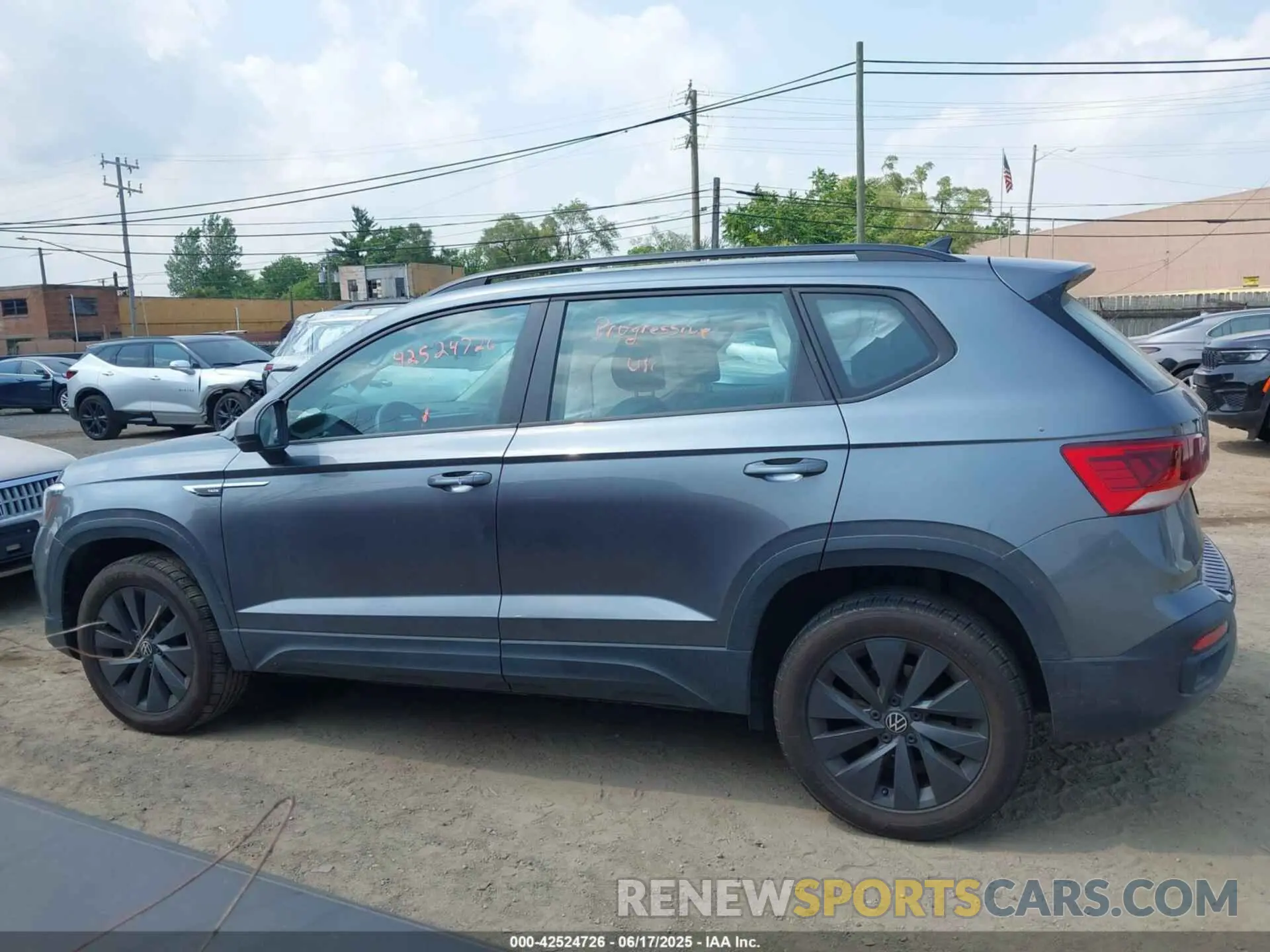 14 Photograph of a damaged car 3VVDX7B25NM005110 VOLKSWAGEN TAOS 2022